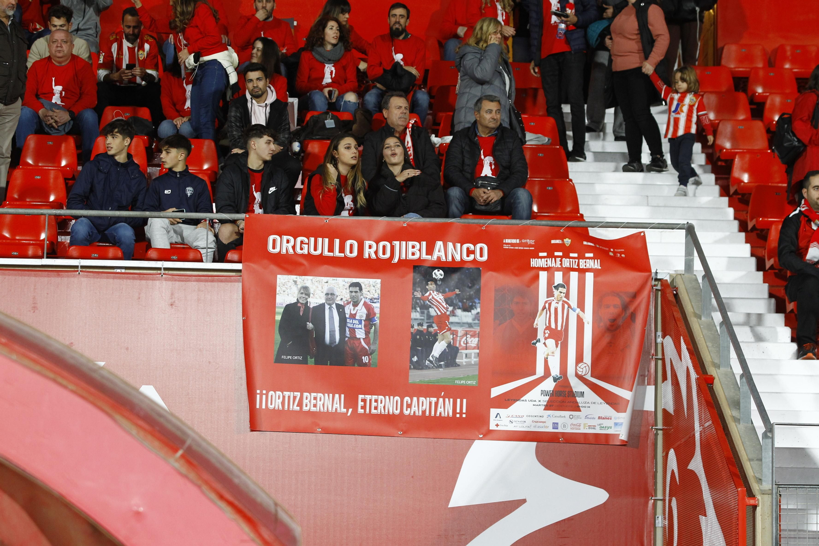 Imágenes del partido homenaje al 'eterno' capitán de la U.D. Almería, José Ortiz