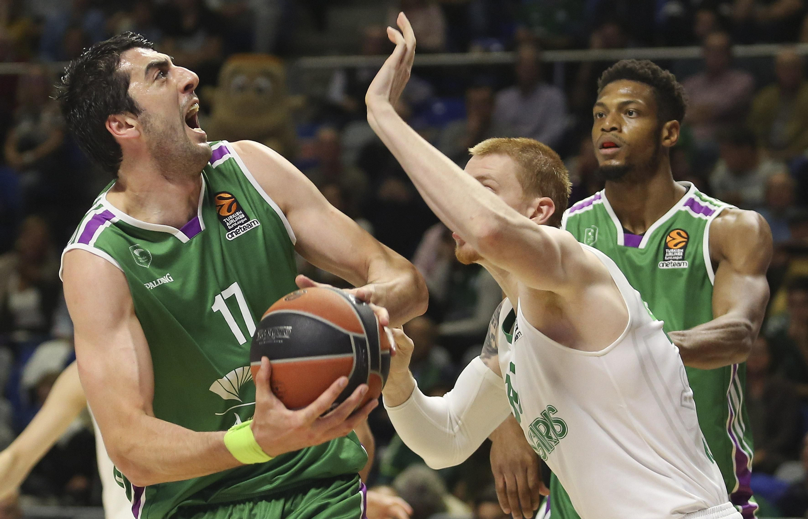 Shermadini, defendido por White.