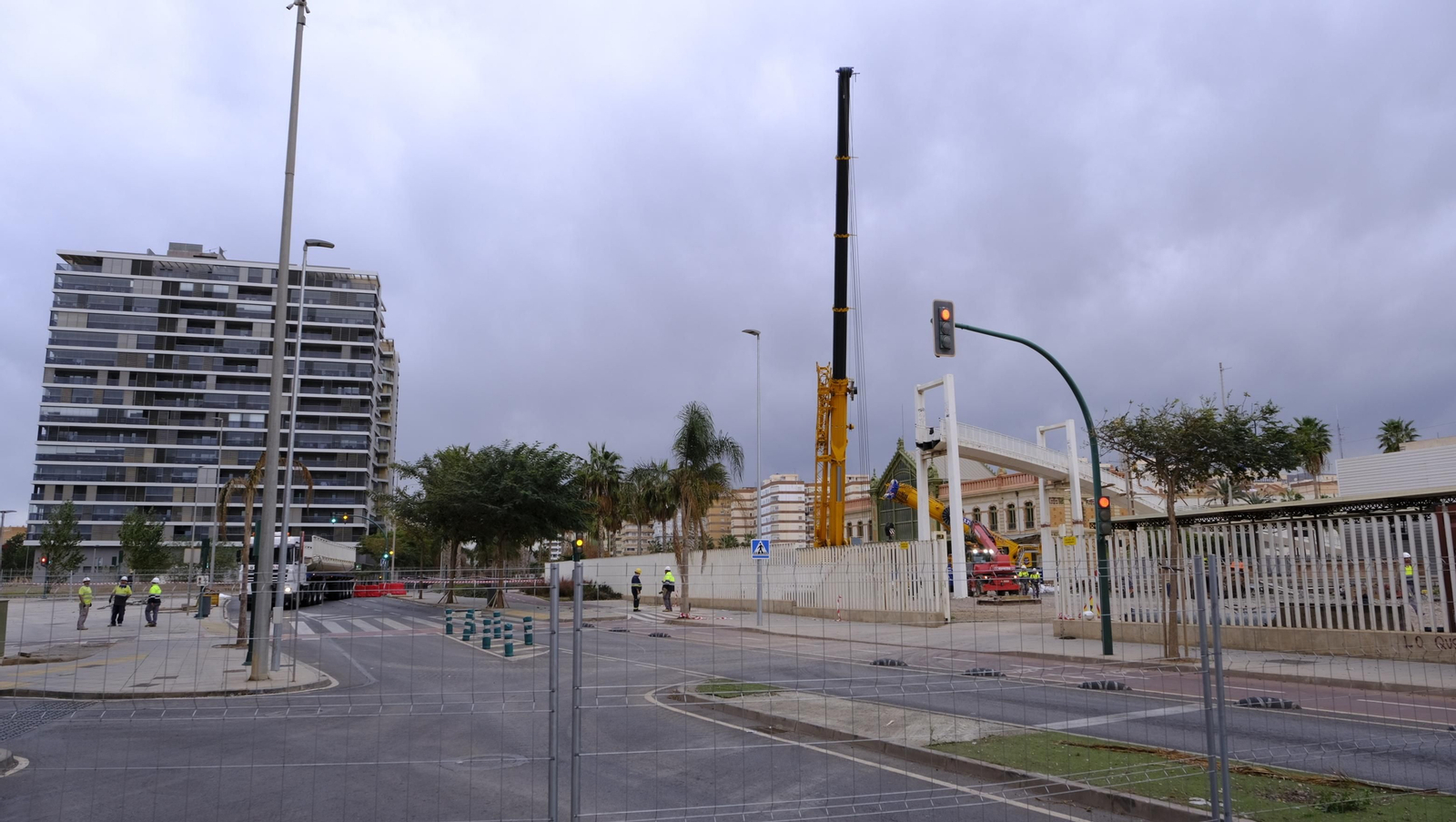 Las imágenes de la pasarela de Renfe que pasa a mejor vida, en Almería