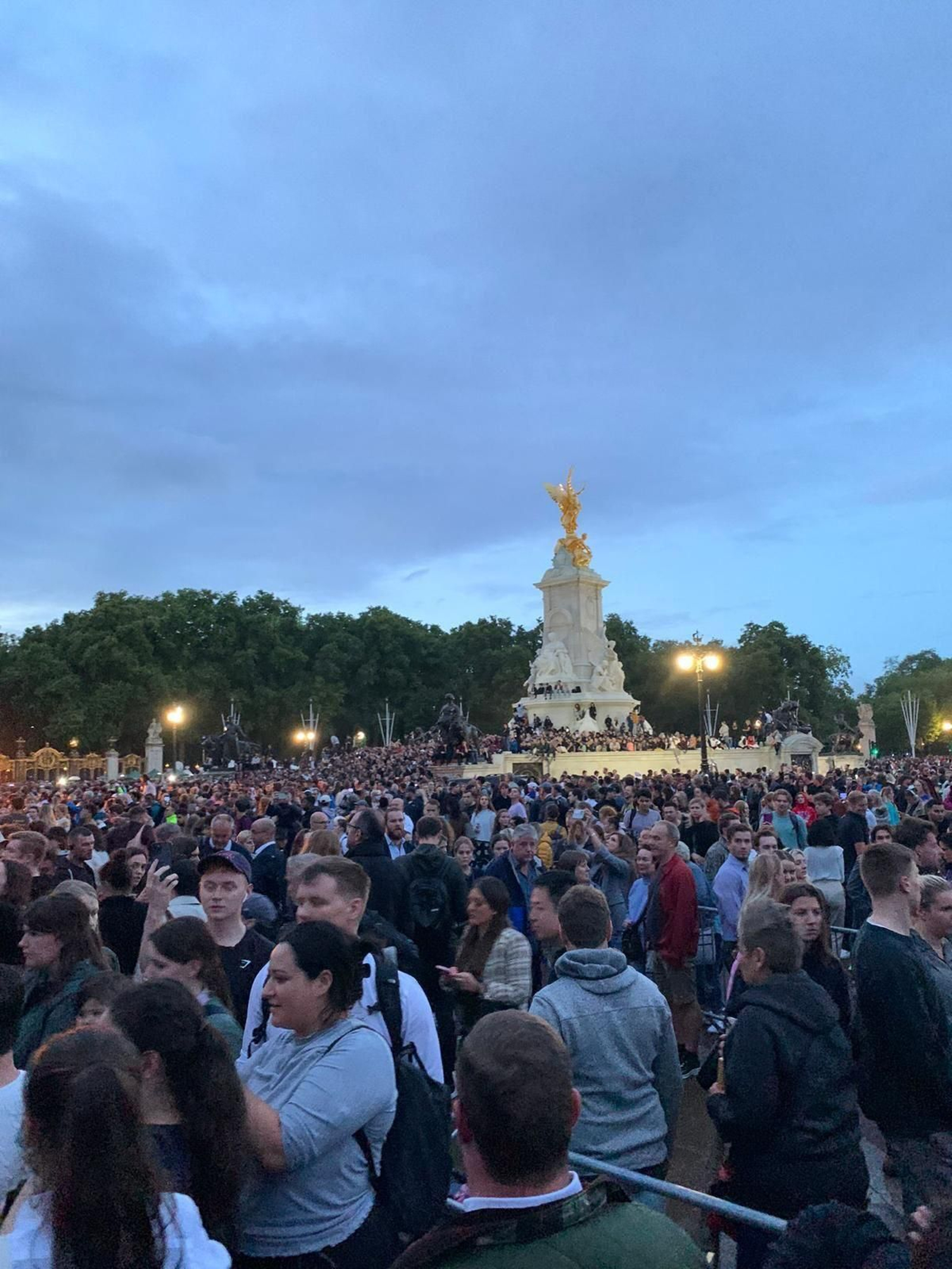 Los británicos acuden a Buckingham Palace tras el anuncio de la muerte de Isabel II