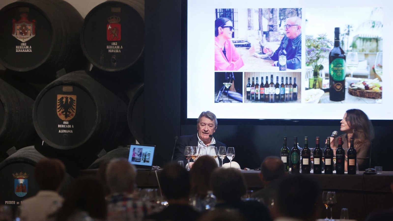 El presidente del Consejo Regulador, César Saldaña, y la enóloga de González Byass, Silvia Flores, durante la cata.