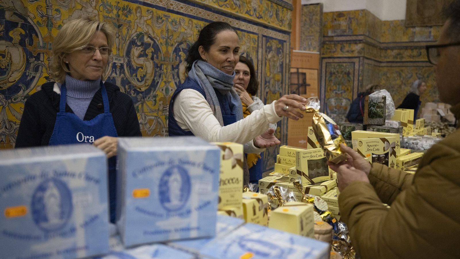 Una de las voluntarias vendiendo los dulces de las monjas de clausura.
