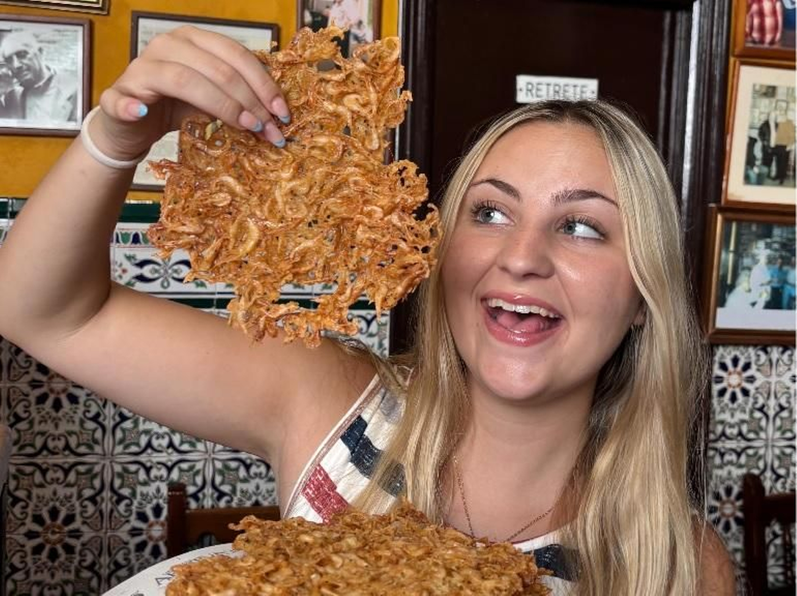 La creadora de contenido mostrando las enormes tortillitas de camarones de Casa Manteca