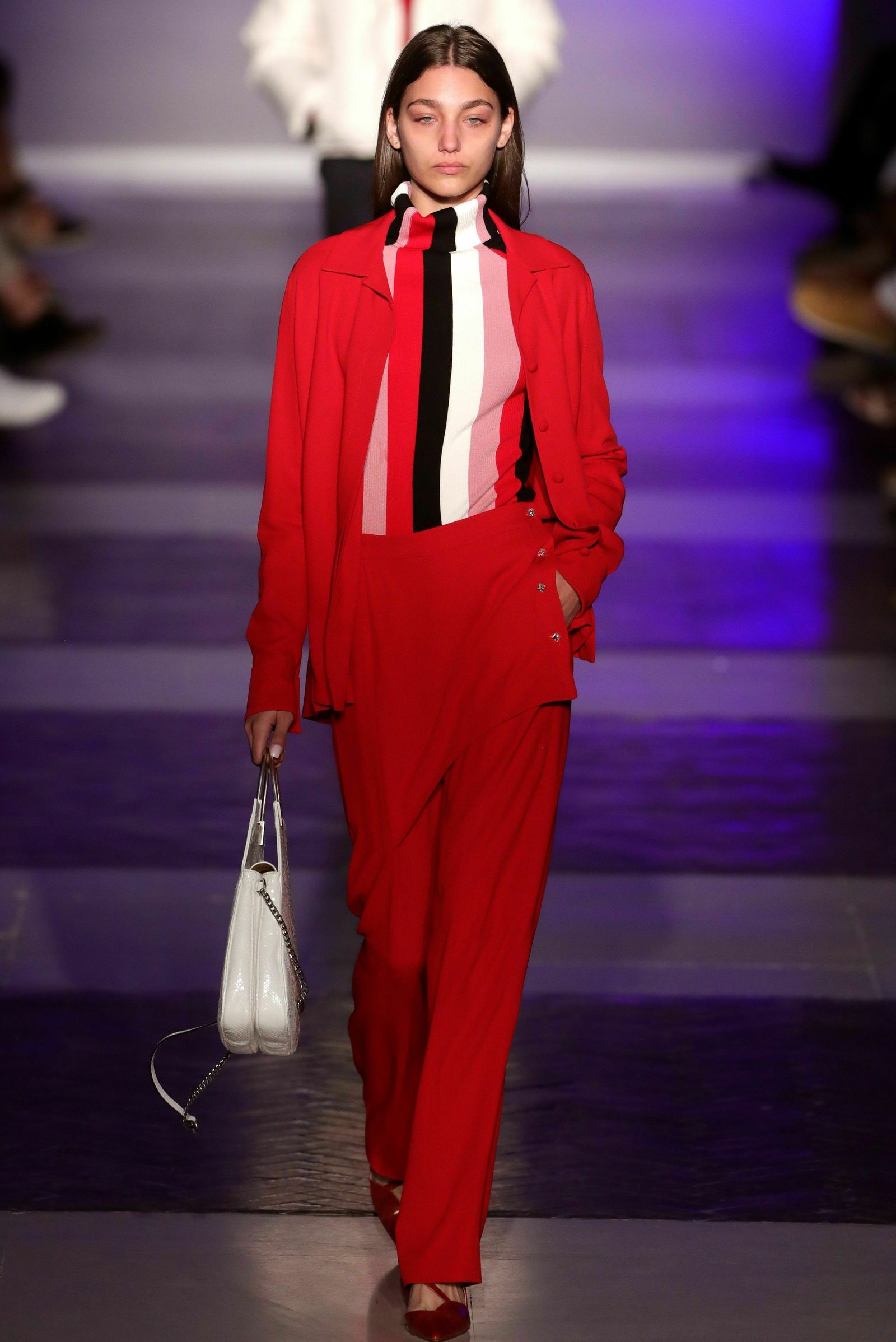 Traje chaqueta rojo con camiseta de cuello vuelto a rayas multicolor, de Verino.