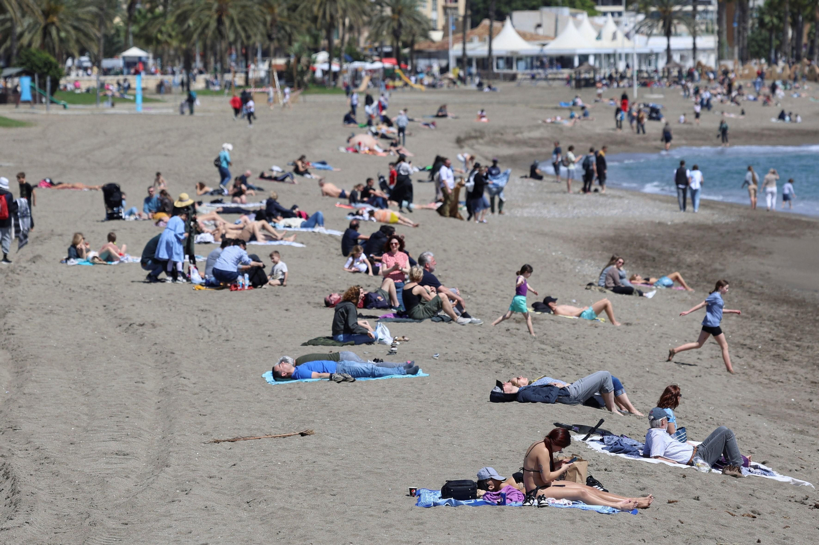 Bañistas en la playa en Málaga estos días.