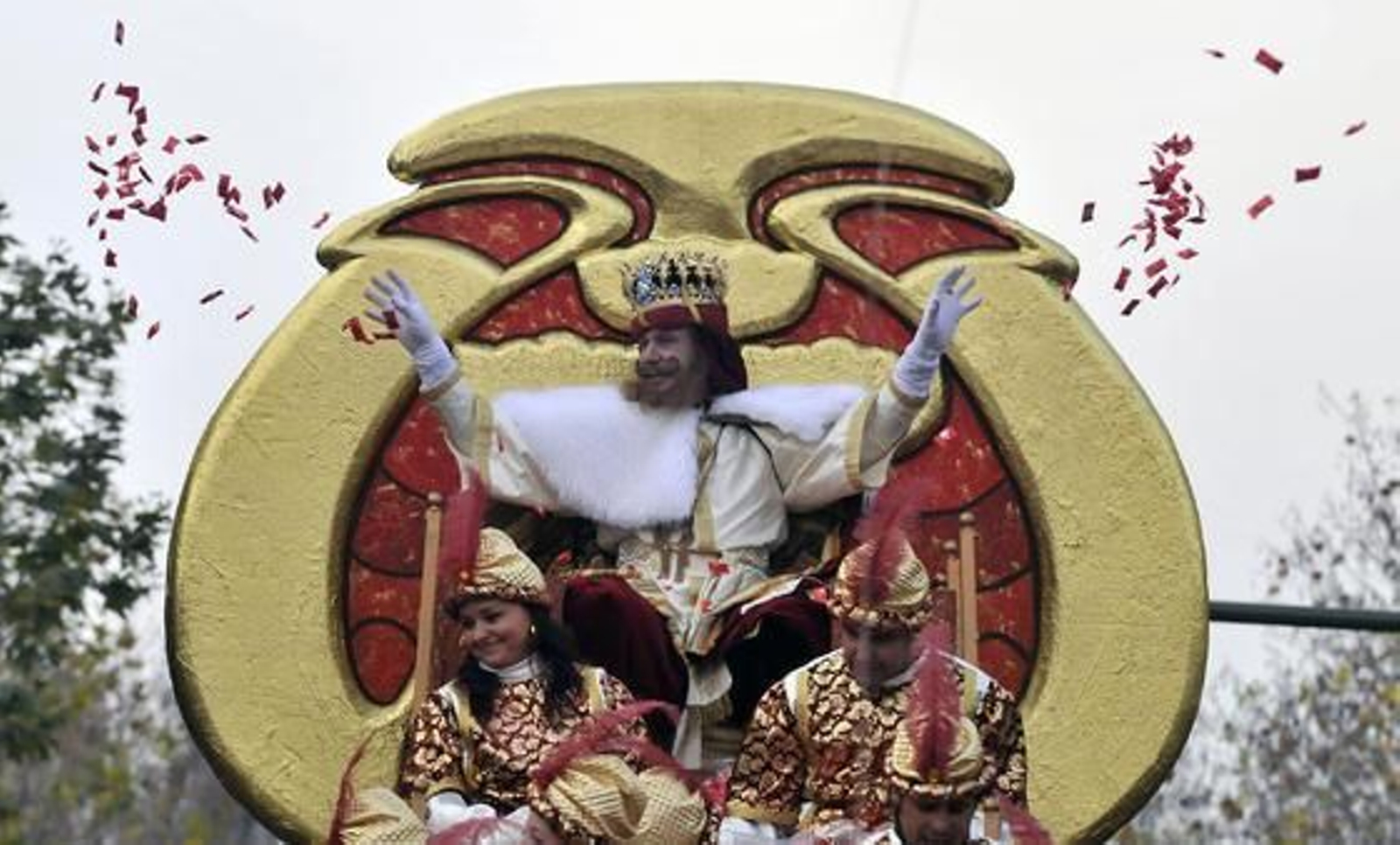 El rey Gaspar lanza caramelos desde su carroza durante la salida de la Cabalgata desde el Rectorado de la Universidad de Sevilla.

Foto: Juan Carlos Vázquez