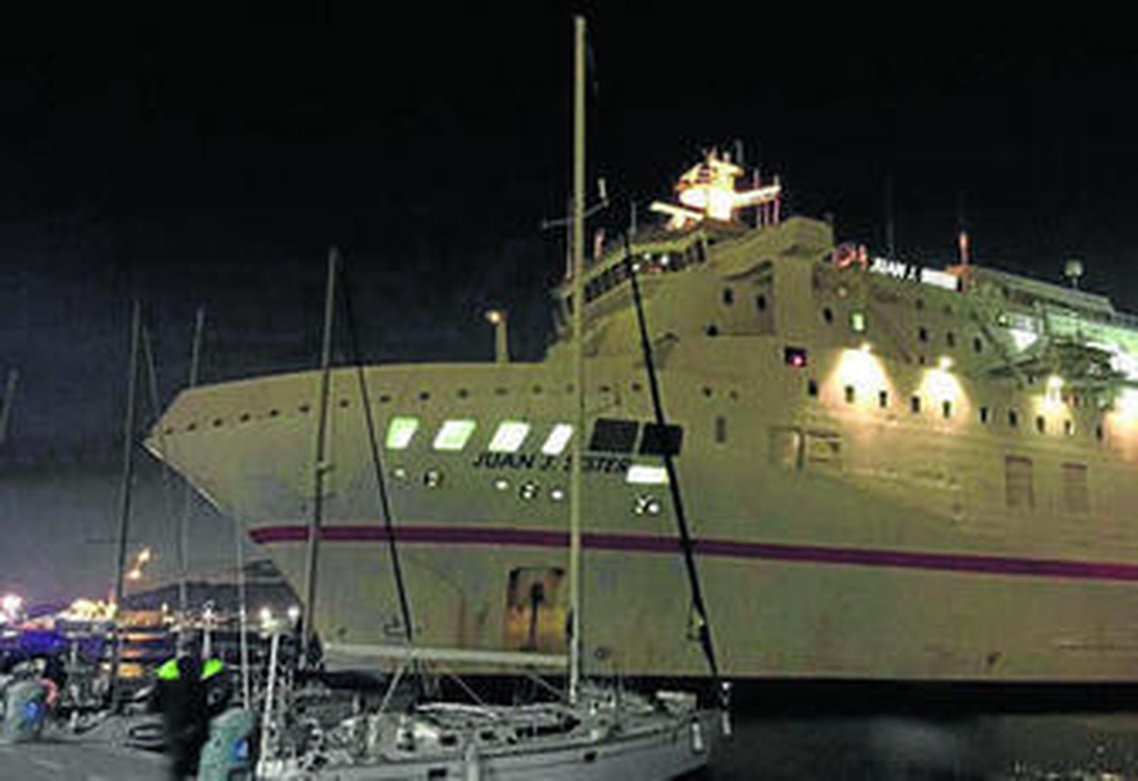 Momento en el que el 'Juan J. Sister' impactaba contra los yates. Arriba, uno de los yates accidentados.