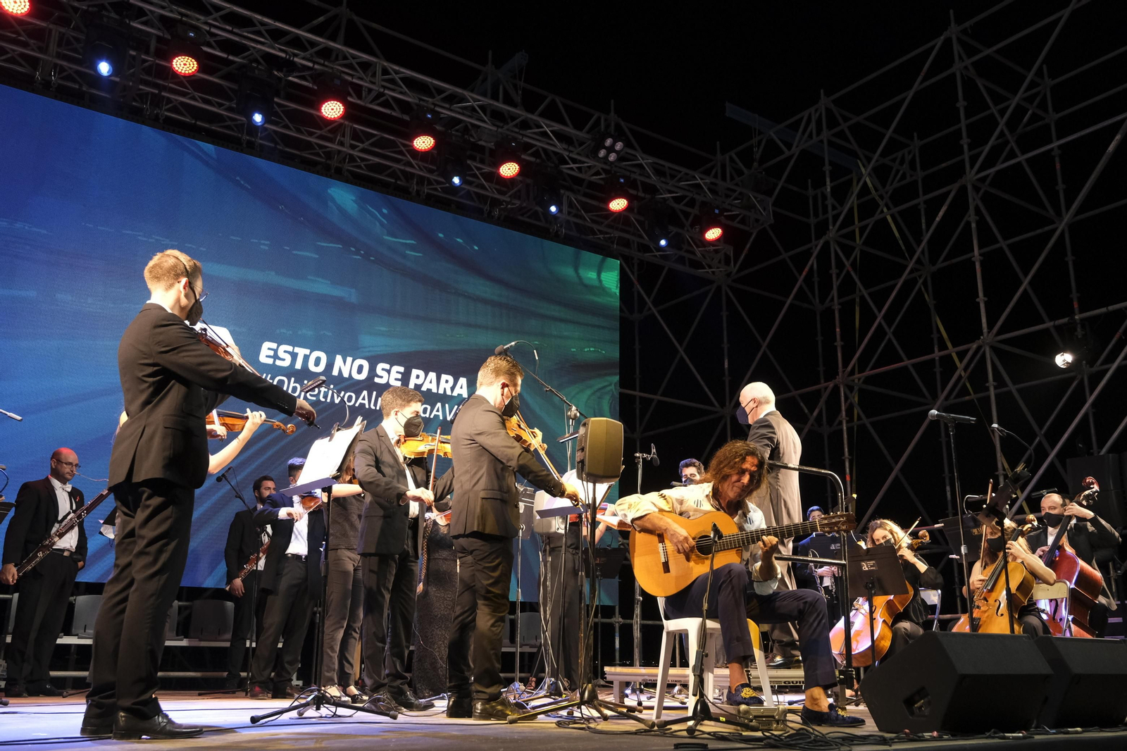 Fotogalería acto reivindicativo por la llegada del AVE a Almería.