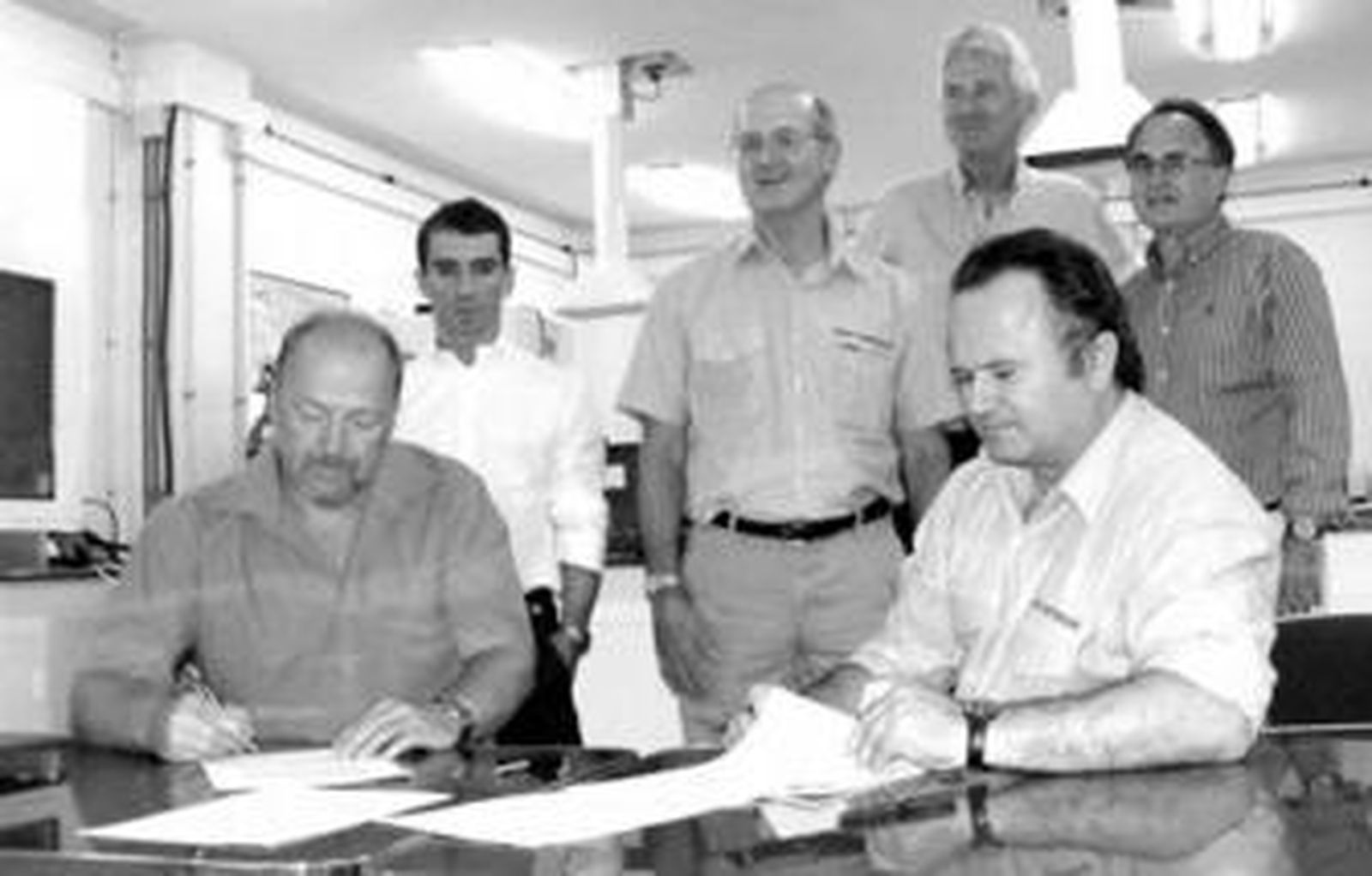 Gordon Walker (ALS Laboratory) y Anagnostaras Adams (Emed) firman el protocolo.