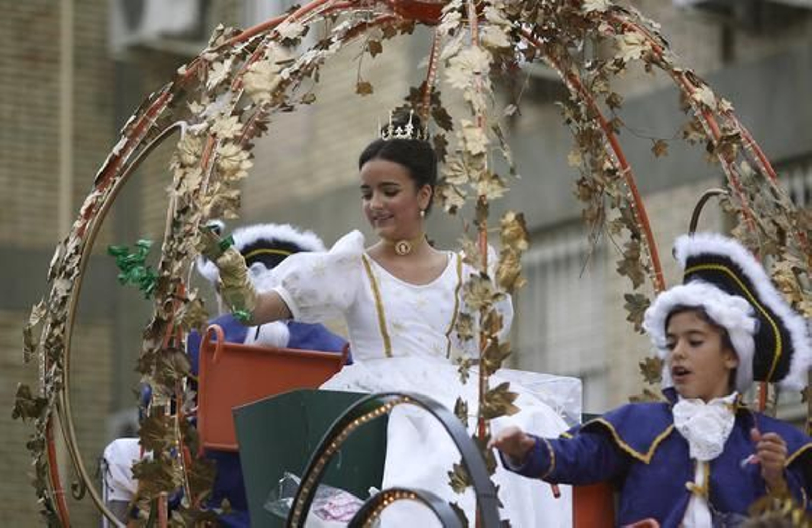 Una de las carrozas del cortejo, la Cenicienta, célebre personaje del cuento de Perrault.

Foto: Antonio Pizarro