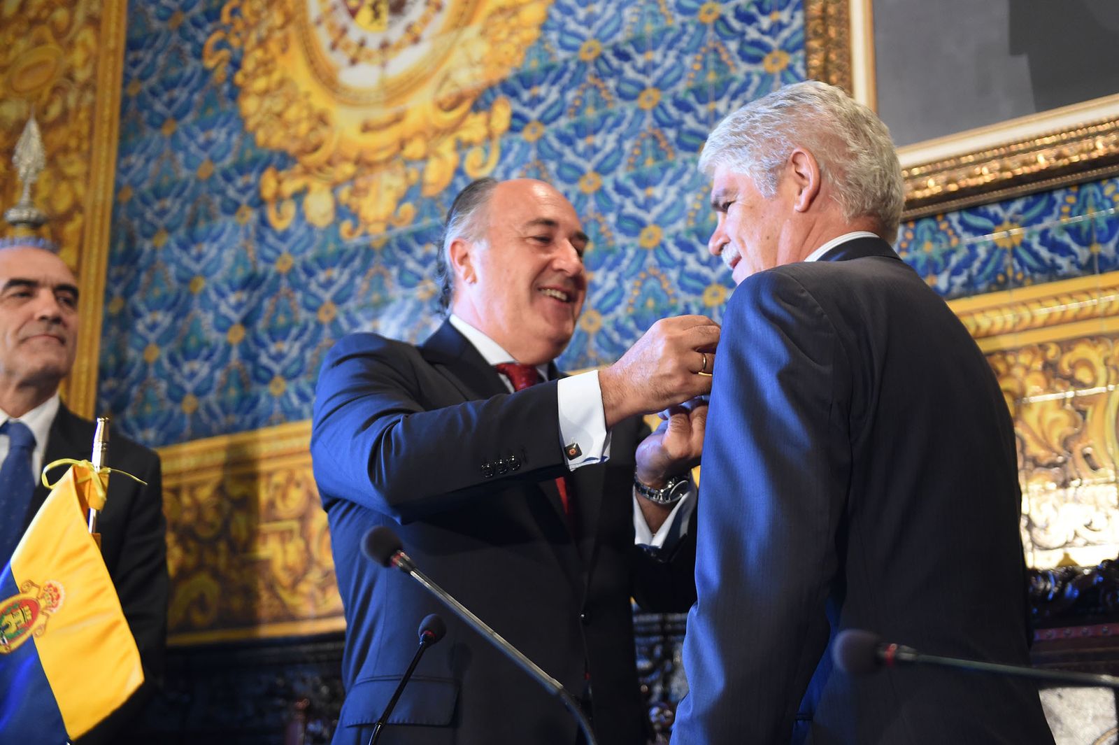 Landaluce coloca a Dastis la Insignia de la Ciudad.