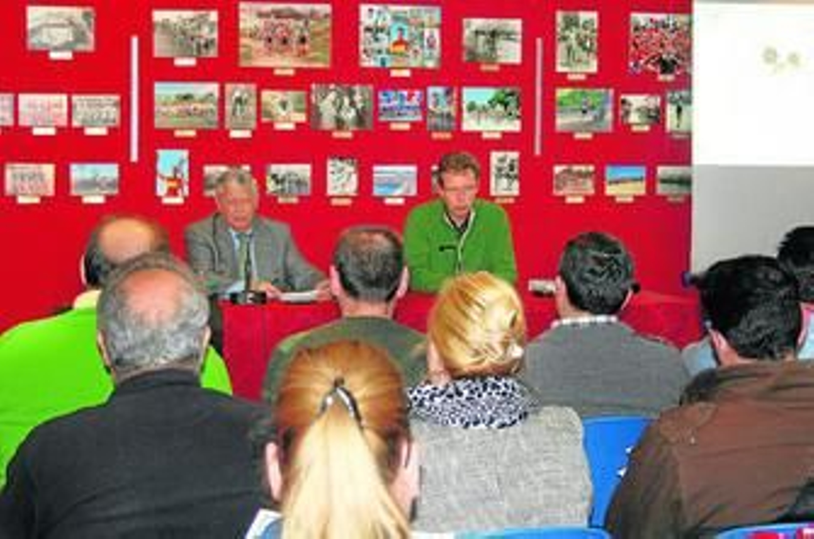 El alcalde y el delegado de Mercado durante el encuentro con propietarios de los puestos.
