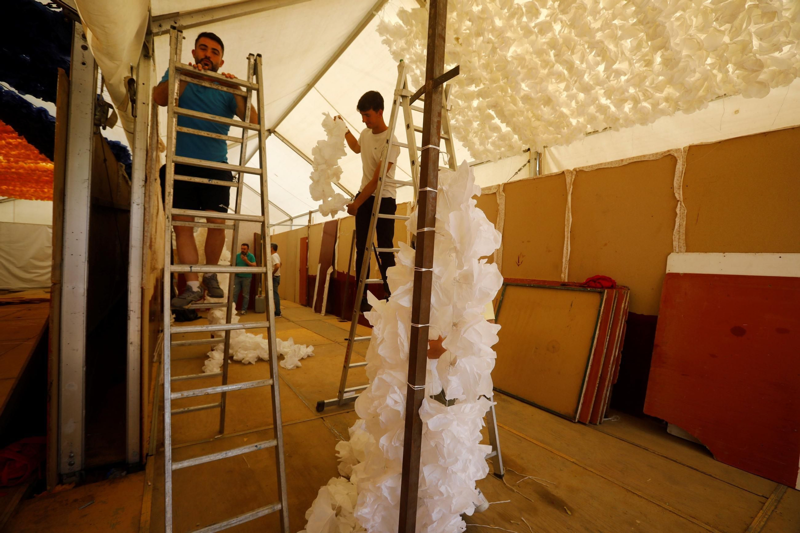 Los preparativos de las casetas de la Feria de Córdoba, en imágenes