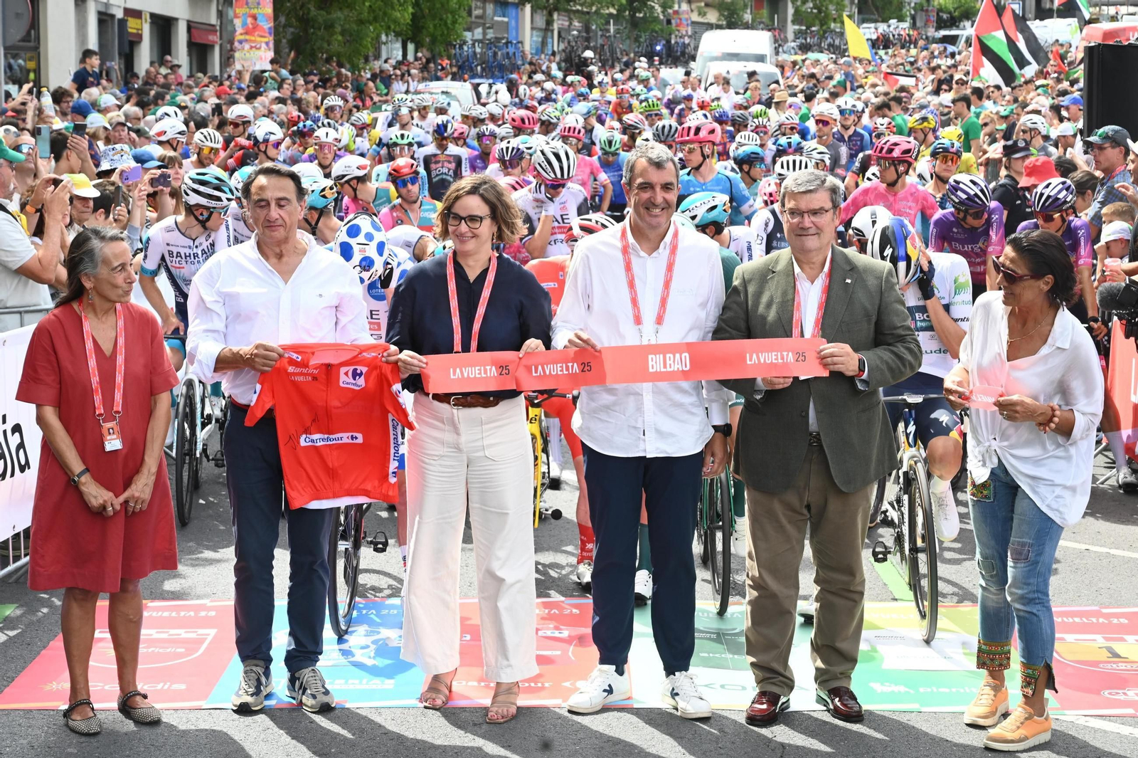 Las fotos de la Vuelta a España con el lío de la suspensión en Bilbao | Etapa 11