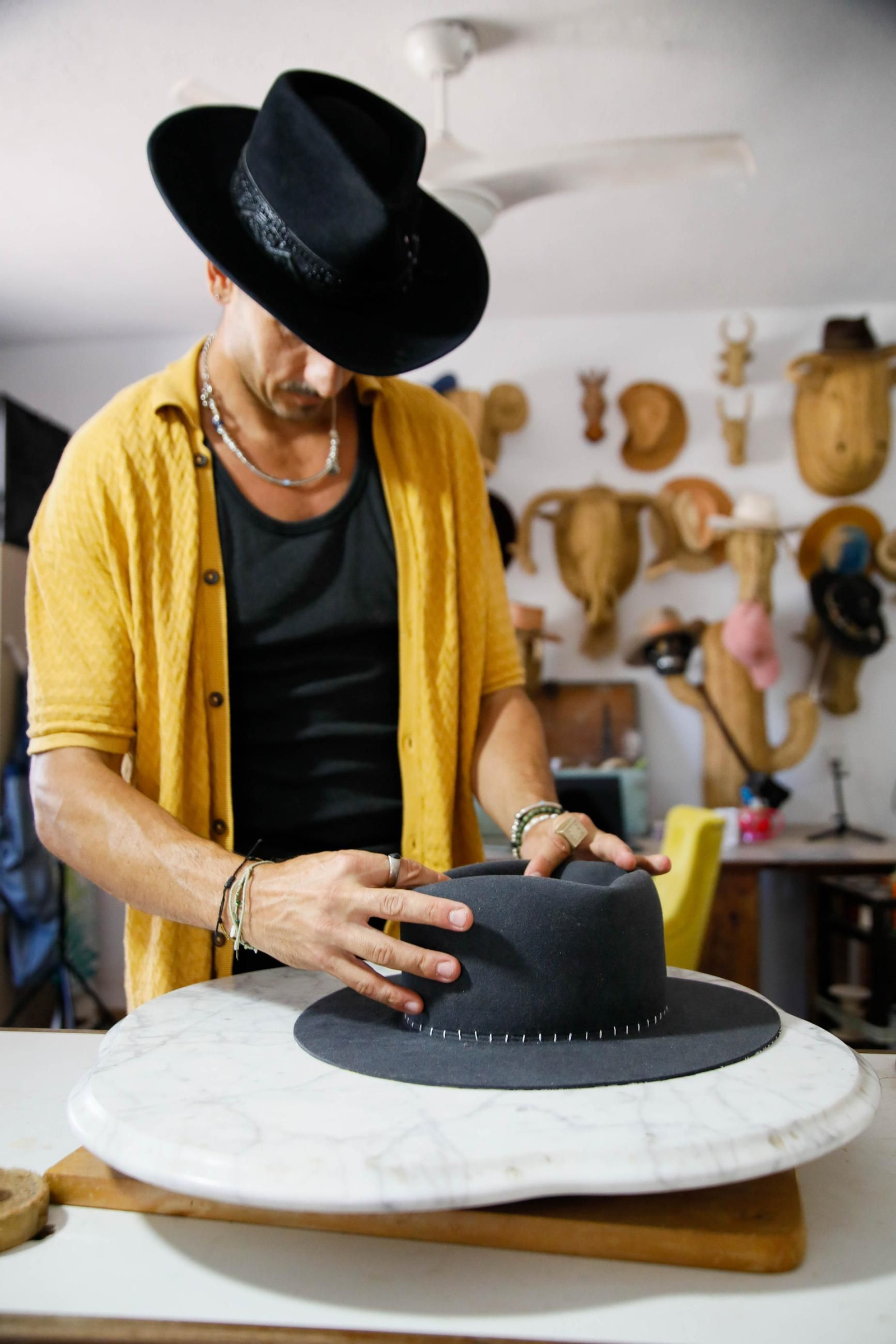 Imágenes del proceso creativo en sombreros de Alejandro Mateo