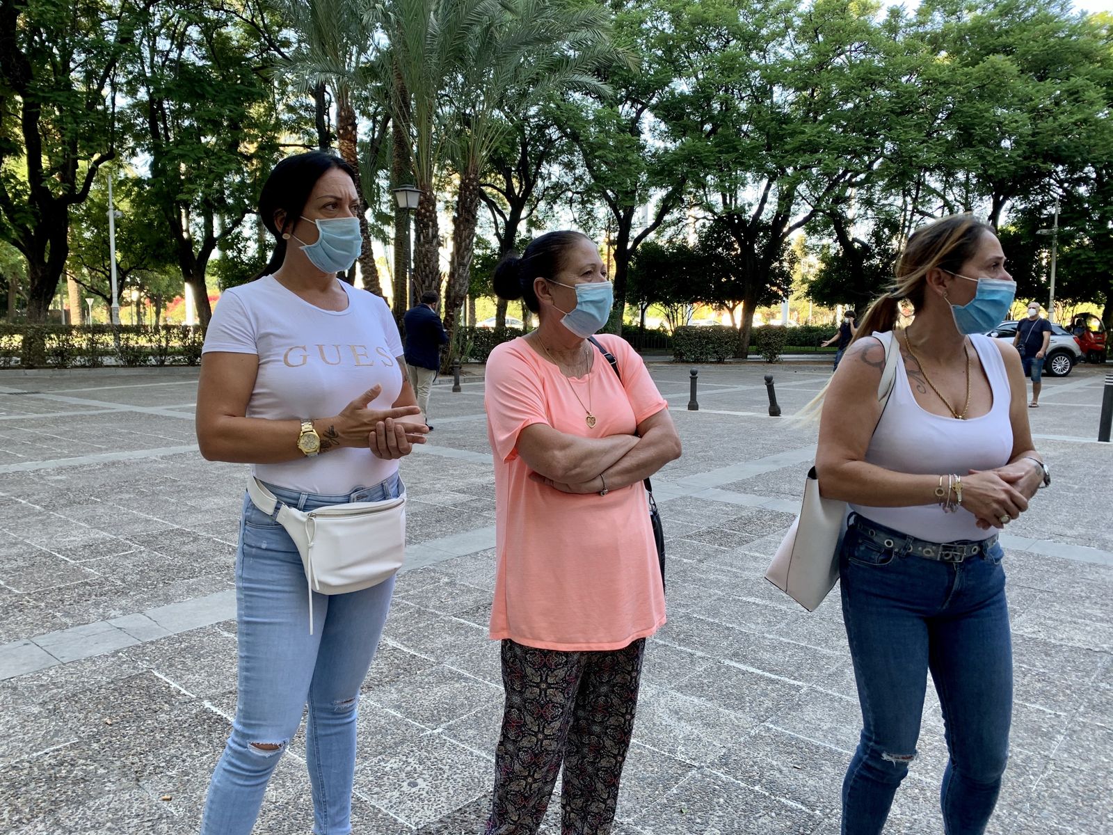 Josefa Capitán (centro), en la Audiencia de Sevilla junto a sus hijas Vanesa y Susana