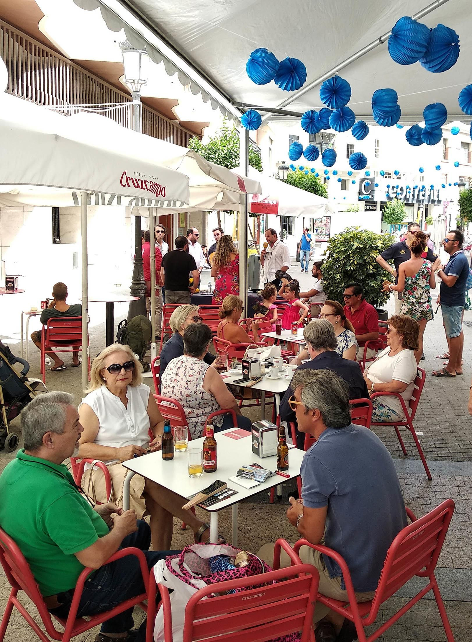 Imágenes de las Colombinas de día de la calle Marina