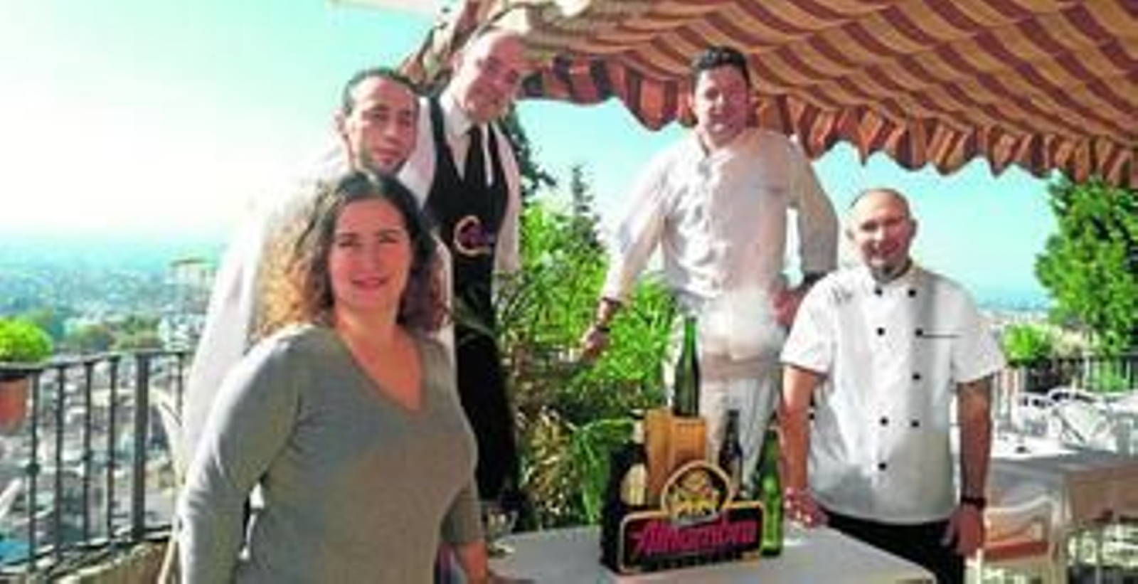 Jorge Matas y Paqui Vílchez, dueños del Restaurante Carmen de San Miguel, con todo el equipo.