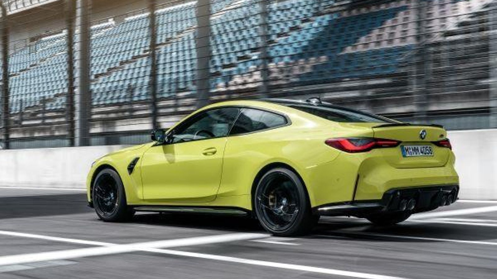 Equipamiento de serie y opciones son comunes para los dos nuevos BMW. El M4 Competition recibe también similares elementos característicos, como las entradas de aire, alerón o salidas de escape dobles.