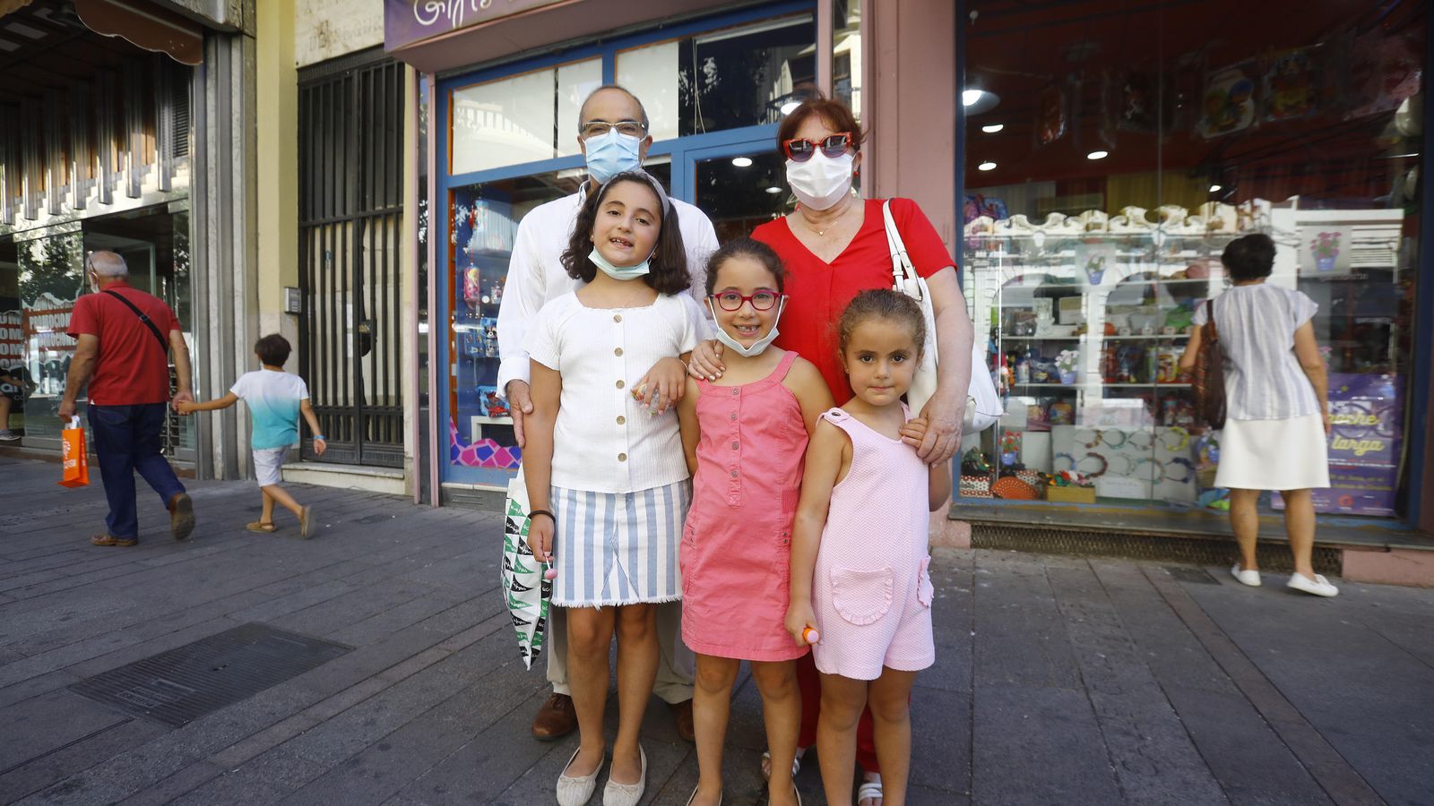 La familia Merino Martín dan un paseo por el centro de Córdoba