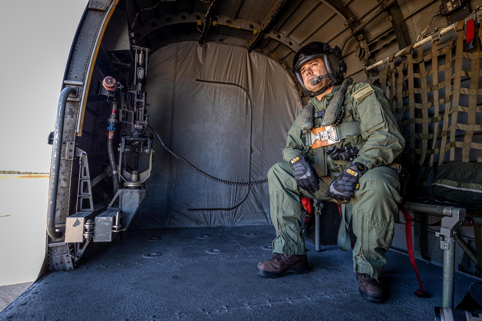 Imágenes del vuelo de despedida de los 'Sea King'  de la Quinta Escuadrilla de la FLOAN de la Armada por la Bahía de Cádiz
