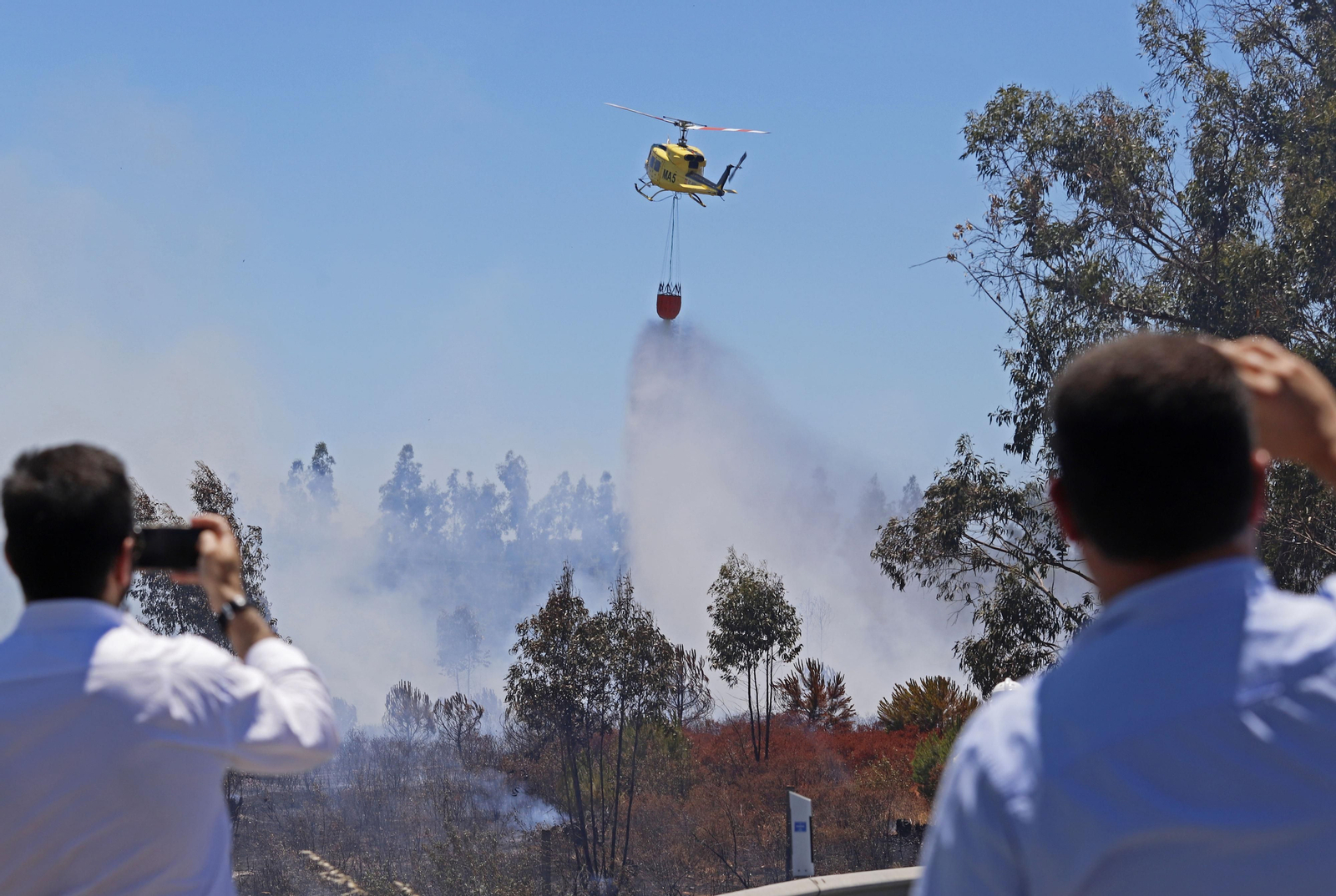 Imágenes del espectacular incendio entre en el paraje de la raya de Aljaraque y Marismas del Odiel