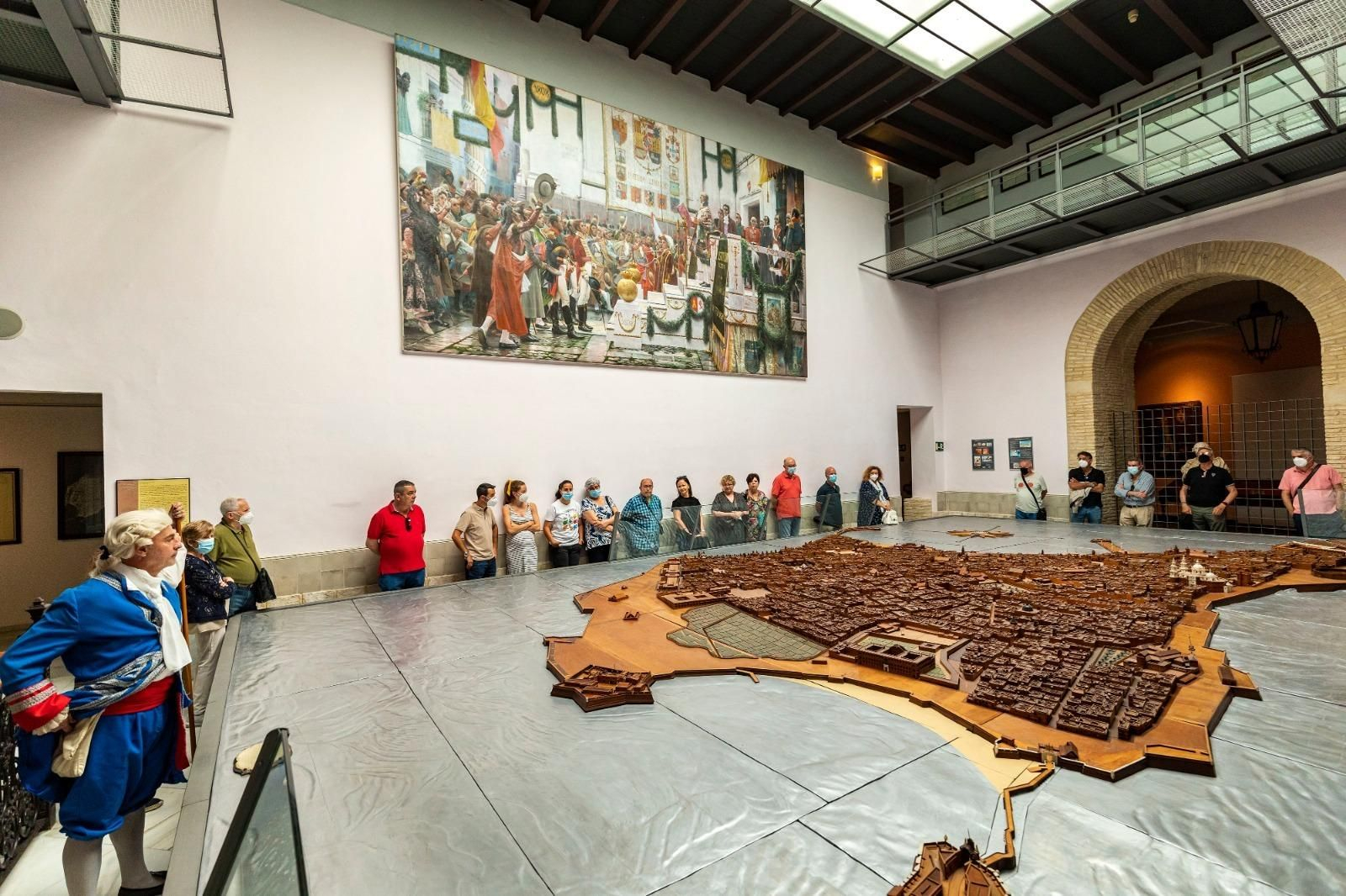 Un momento de la visita teatralizada  a la Maqueta de Cádiz, en el Museo de las Cortes.