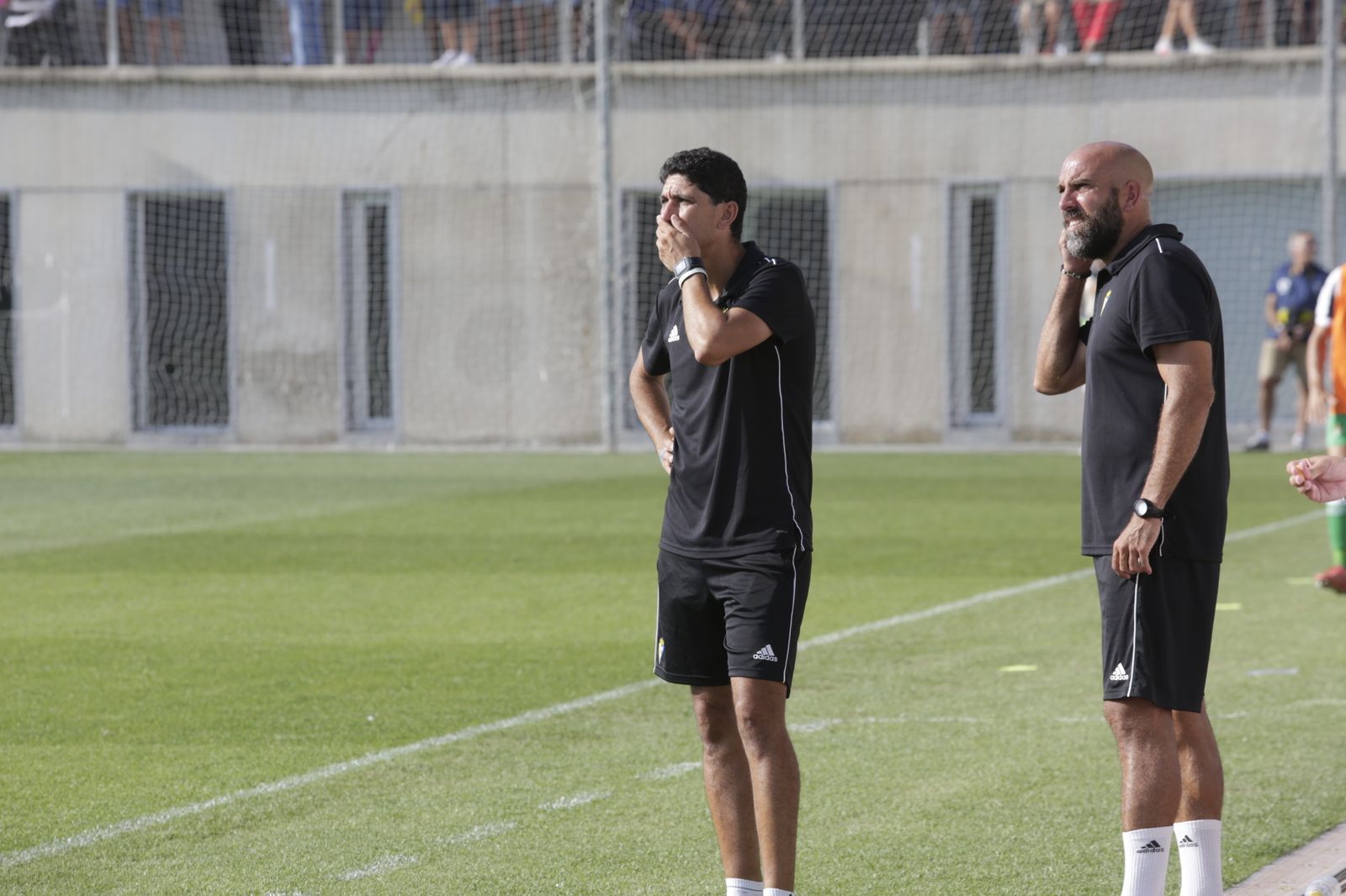 Juanma Pavón (i), junto a su mano derecha en el Cádiz B, Raúl López.