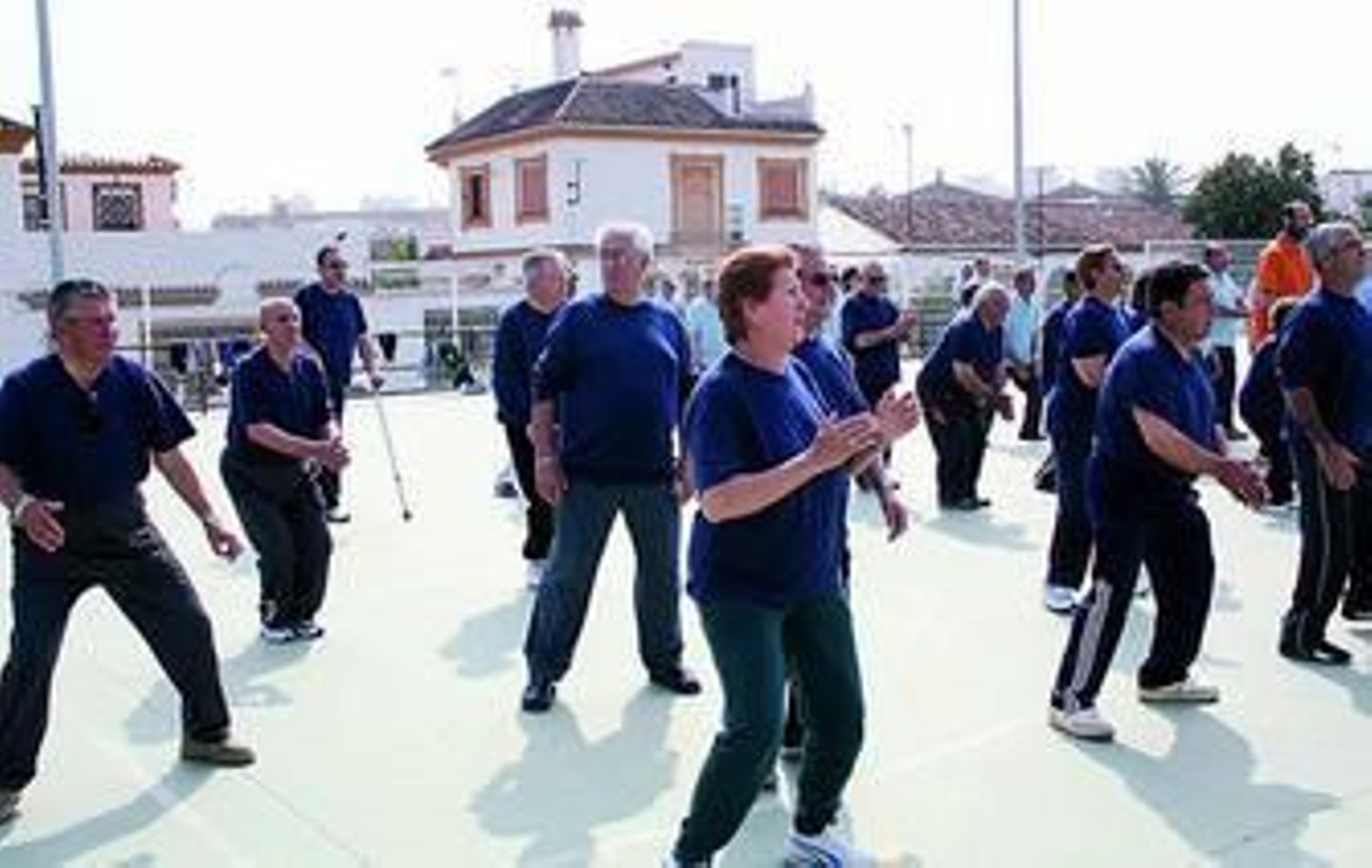 Participantes de una sesión de ejercicios realizados para aumentar la función cardiaca.