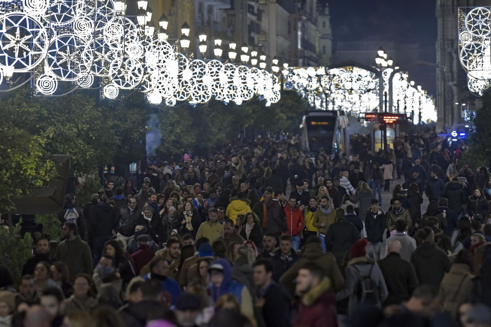 Aspecto que presentaba ayer la Avenida de la Constitución, epicentro sevillano del 4D.