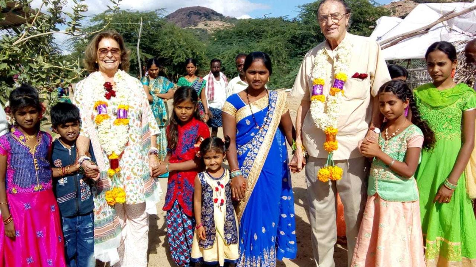 El matrimonio, junto a algunos de los niños que tienen apadrinados.