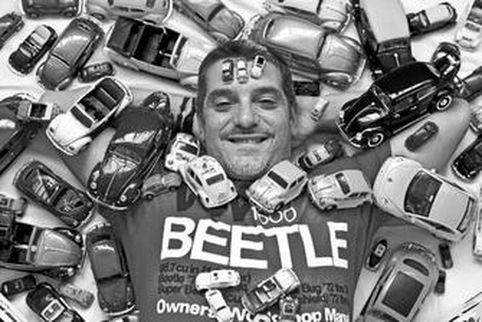 Jorge Escaño, rodeado de algunas de las miniaturas que colecciona.