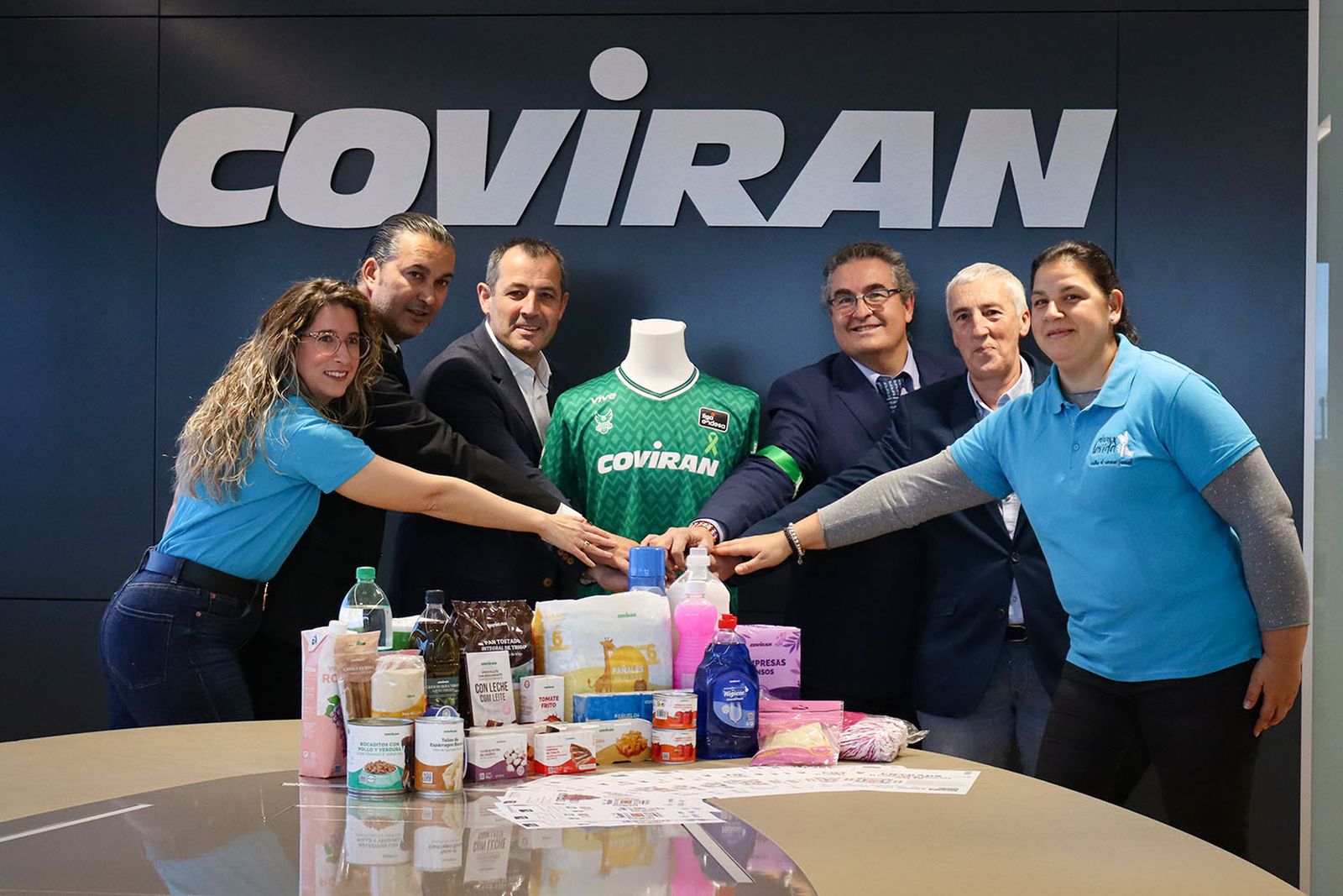 Representantes de la cooperativa y del club durante la presentación de la nueva camiseta.