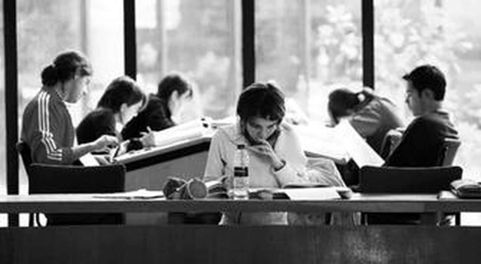 Estudiantes universitarios en la biblioteca de la Facultad de Derecho de la Universidad de Málaga.
