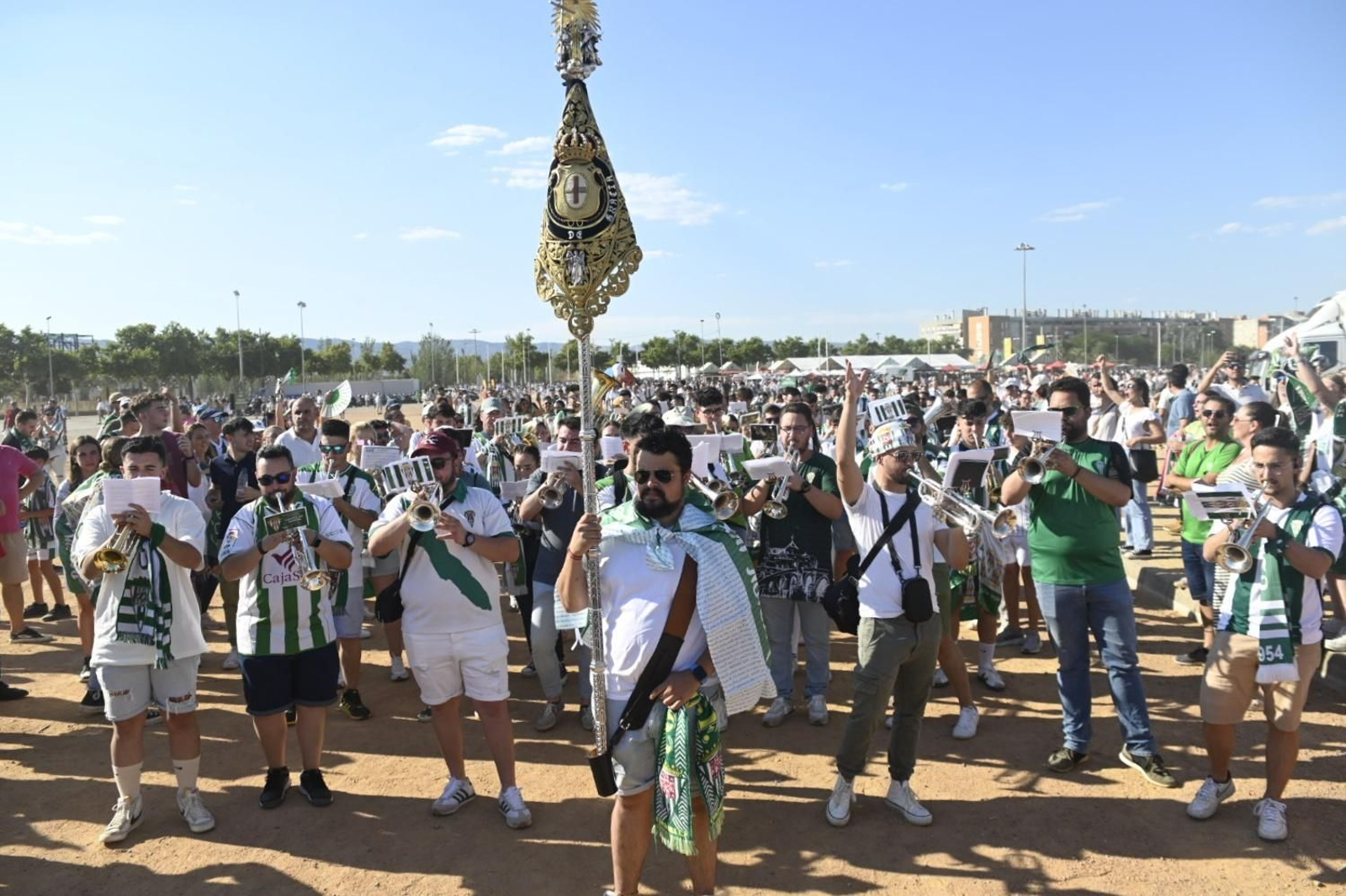 Las mejores imágenes del espectacular recibimiento a los jugadores del Córdoba CF antes de la final por el ascenso