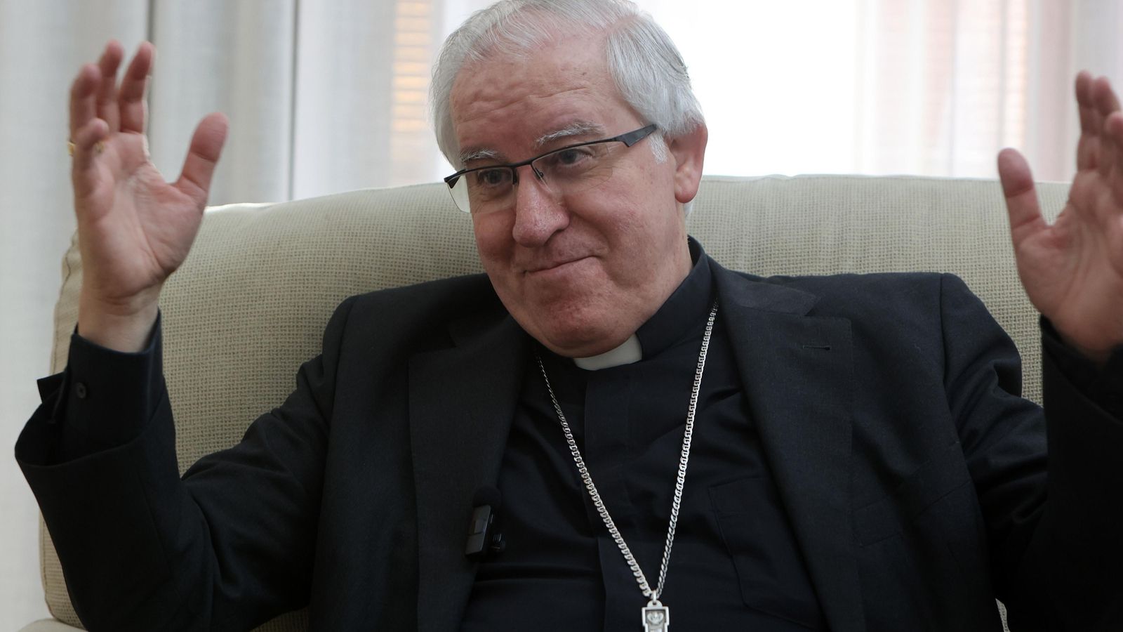 El arzobispo durante la entrevista.