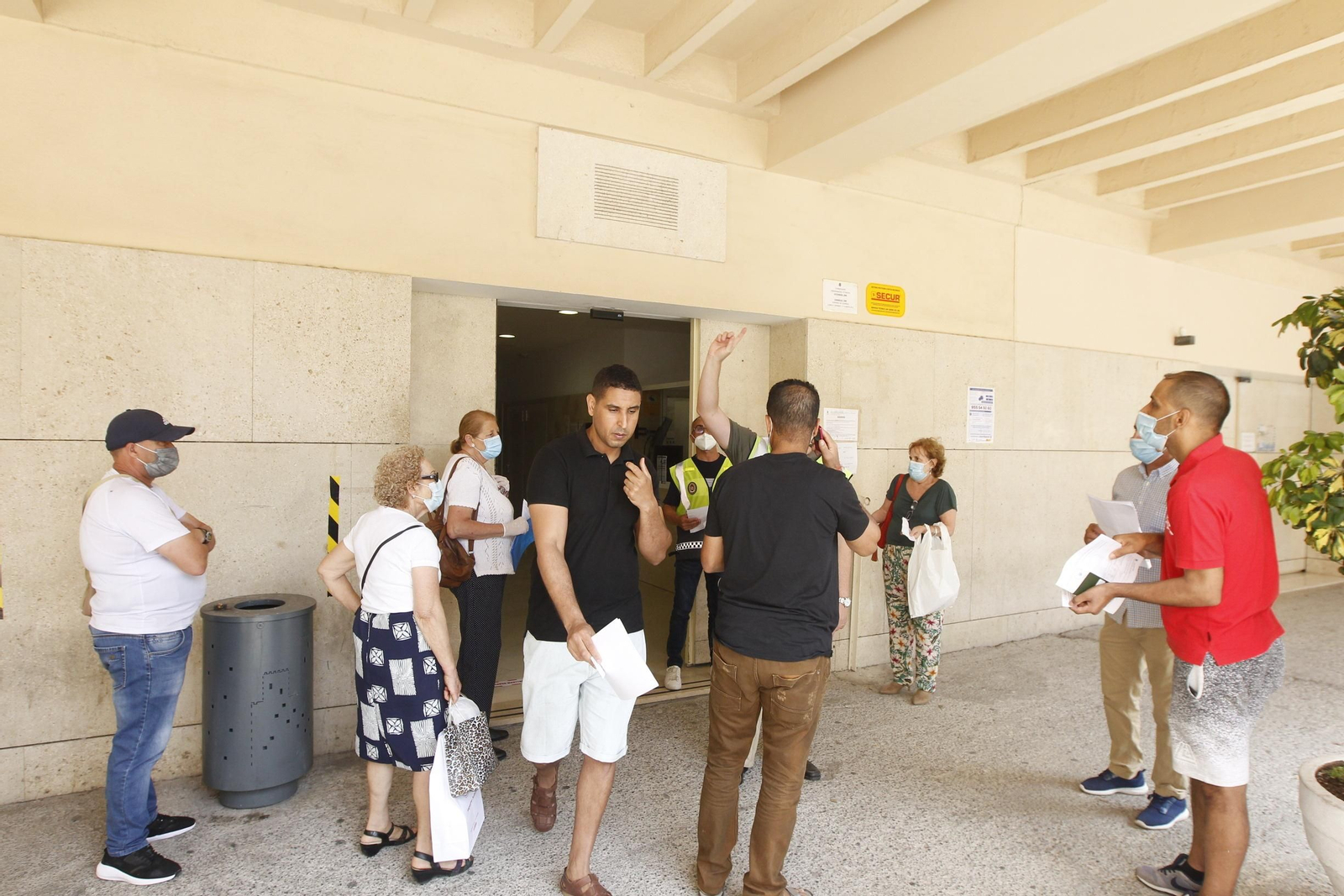 Cola en la Plaza Vieja para acceder a los servicios de empadronamiento