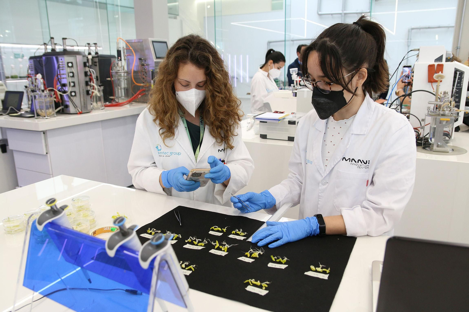 Fotogalería de la visita de Juan Marín a Kimitec, al PITA y a Unica Group