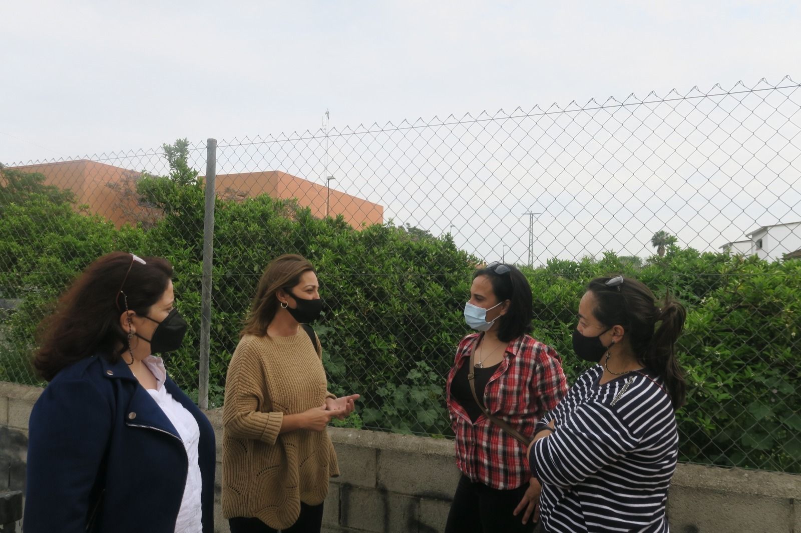Isabel Ambrosio conversa con representantes de la asociación de familias del colegio Maimónides.