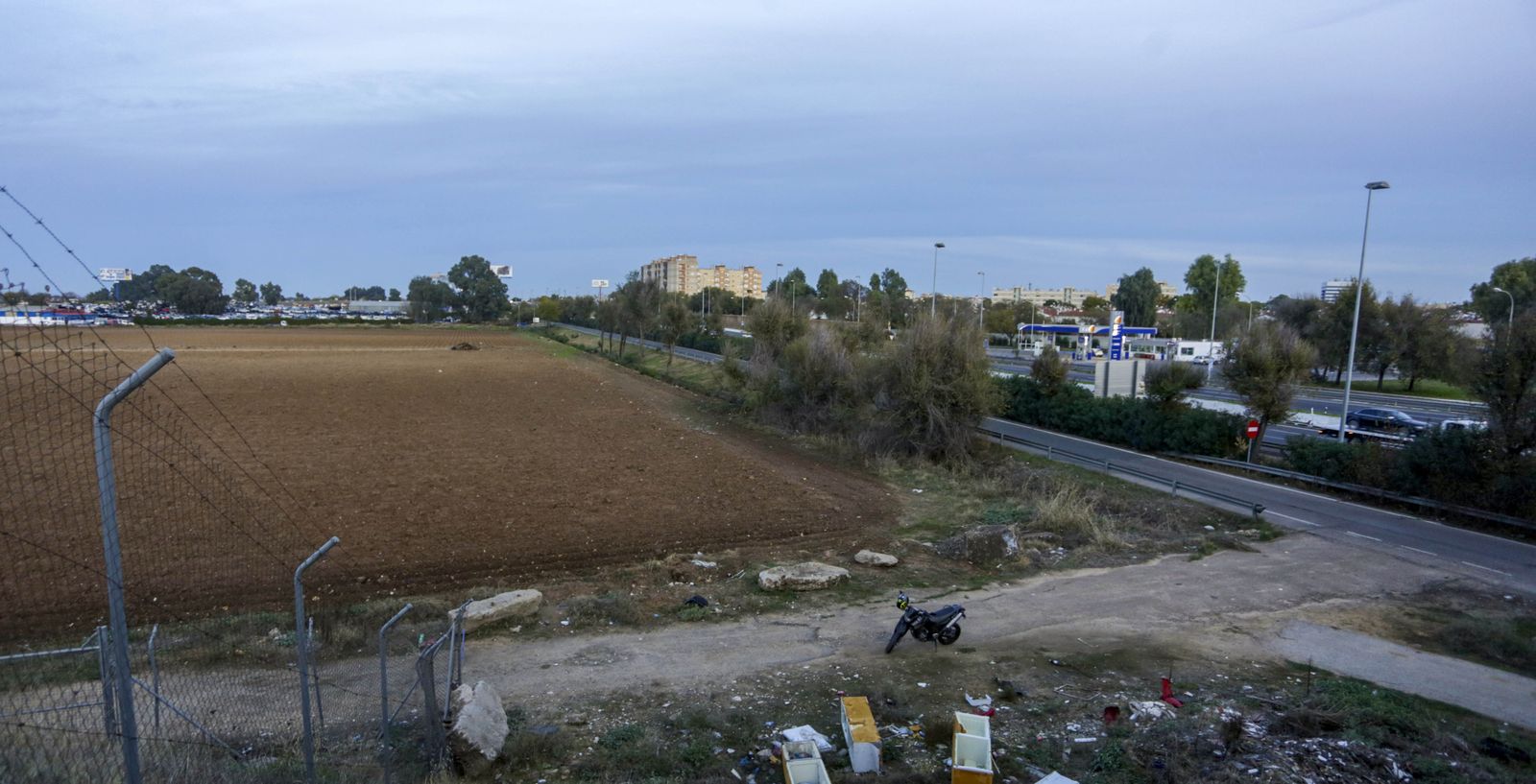La parcela de San Nicolás Oeste junto a la autovía A-4.