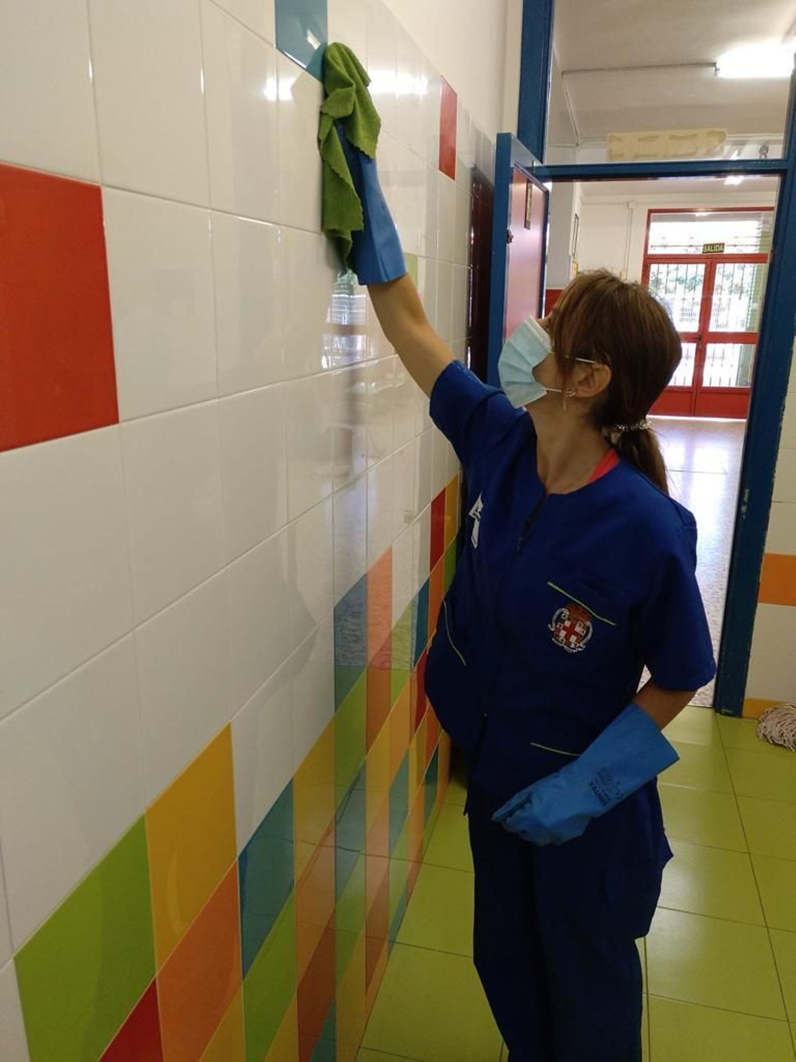 El Ayuntamiento limpia y desinfecta los colegios para retomar la actividad el lunes