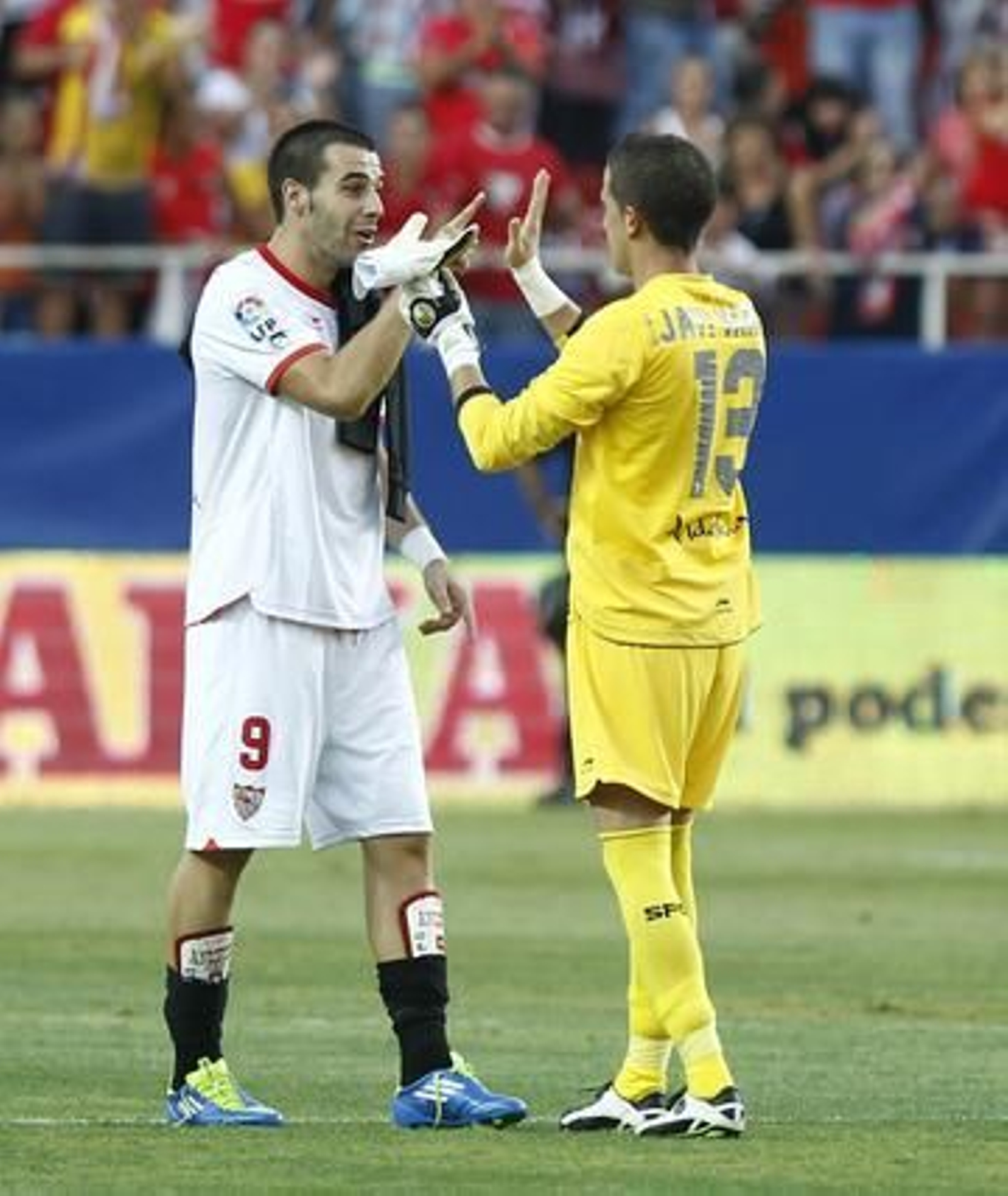 El Sevilla vence al Valencia en casa pese a jugar más de 20 minutos con nueve jugadores (1-0). / Antonio Pizarro