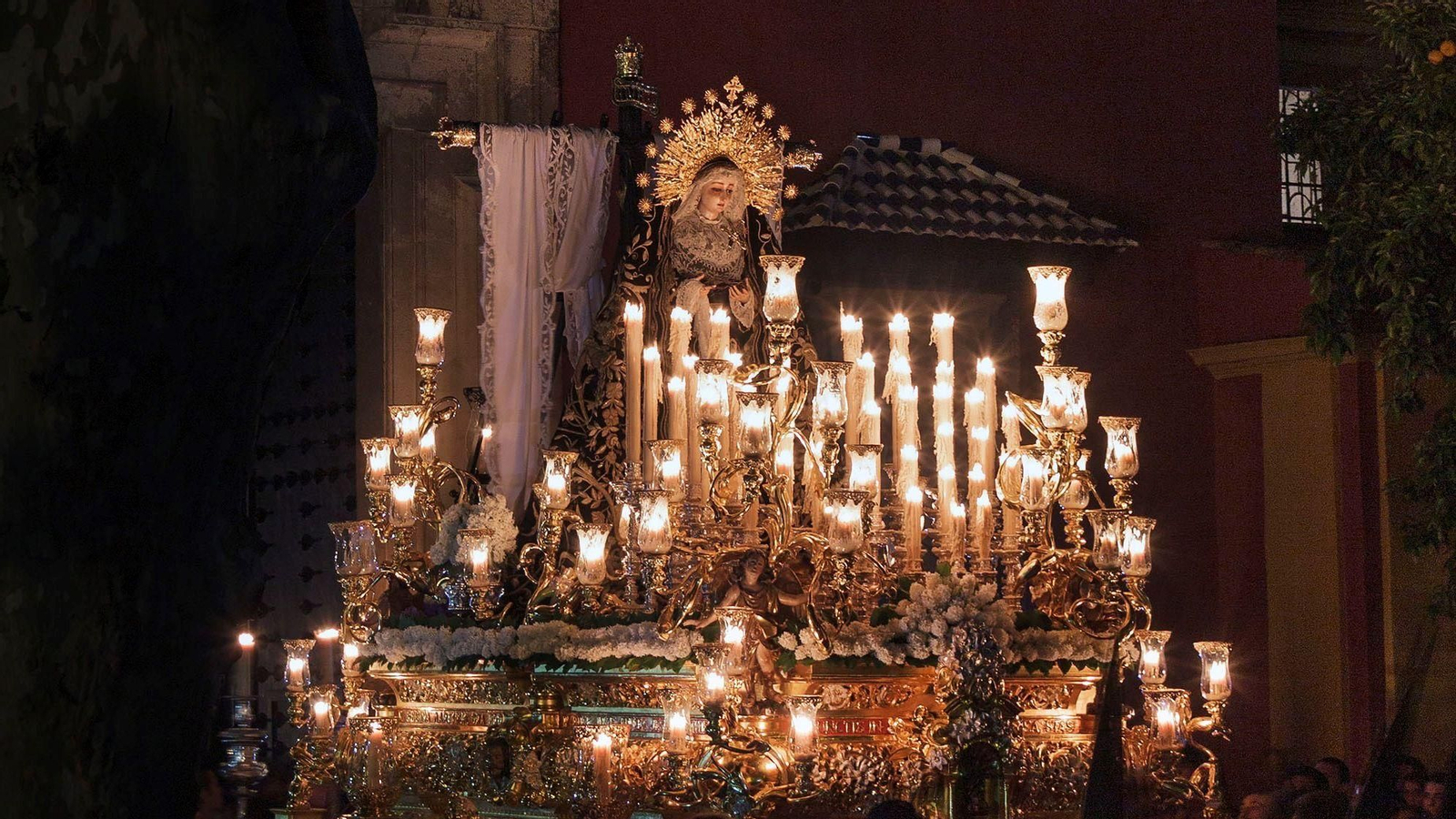 La Soledad instantes antes de recogerse en la parroquia de San Lorenzo.
