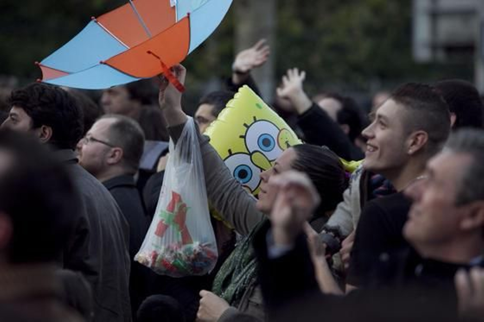 Los paragüas han servido para poder coger mayor cantidad de caramelos con más facilidad.

Foto: Jaime Martínez