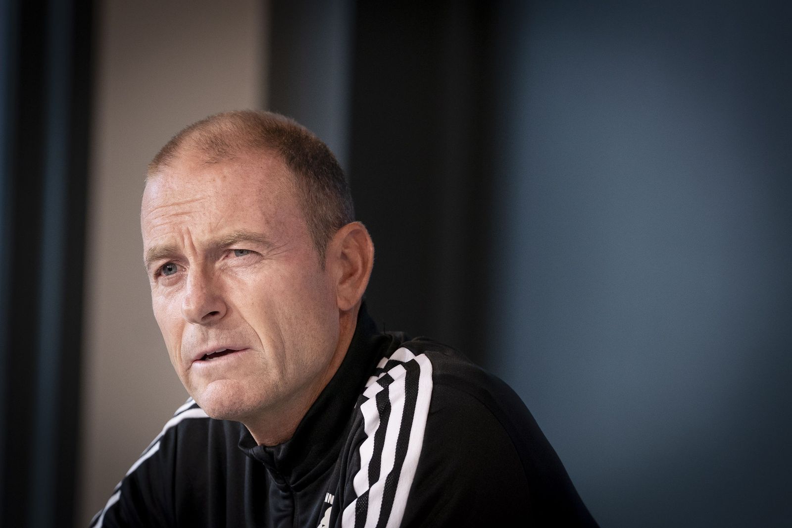 Jess Thorup atiende a la prensa danesa en el Parken Stadion antes de recibir al Sevilla.