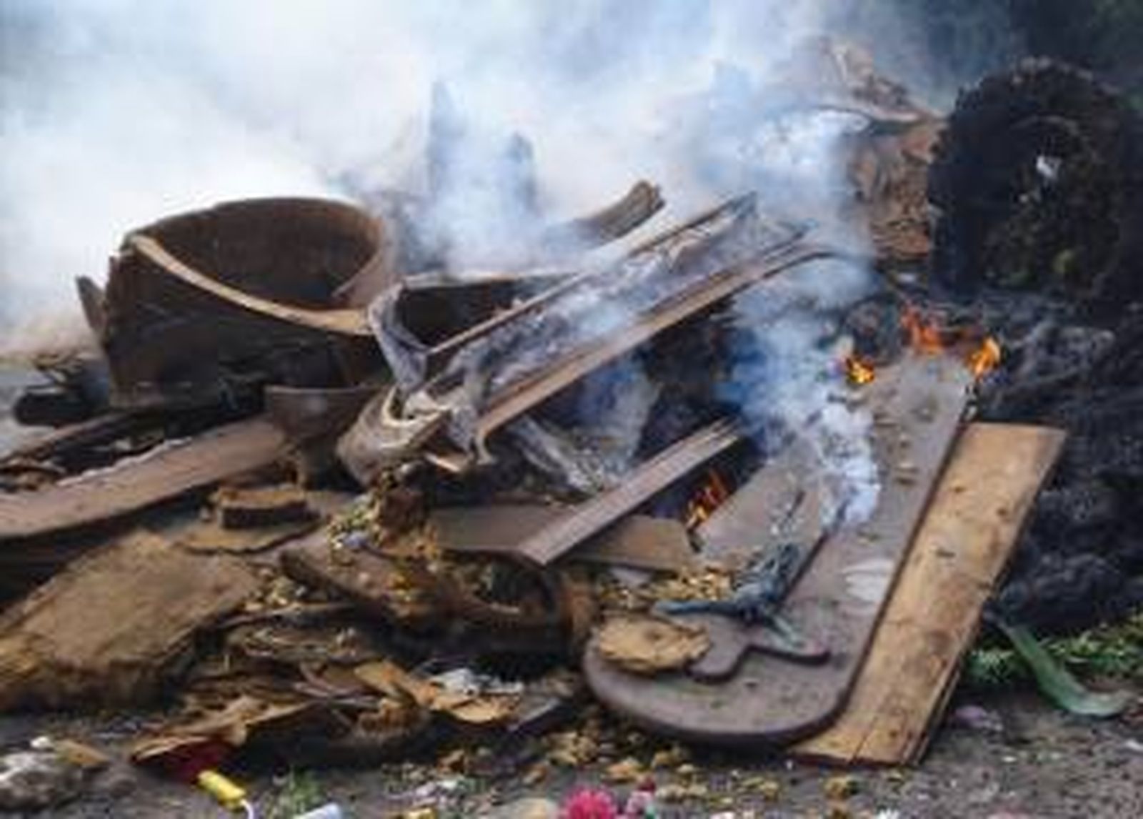 El PP denuncia que la quema de ataúdes fuera del cementerio se realiza desde 2005