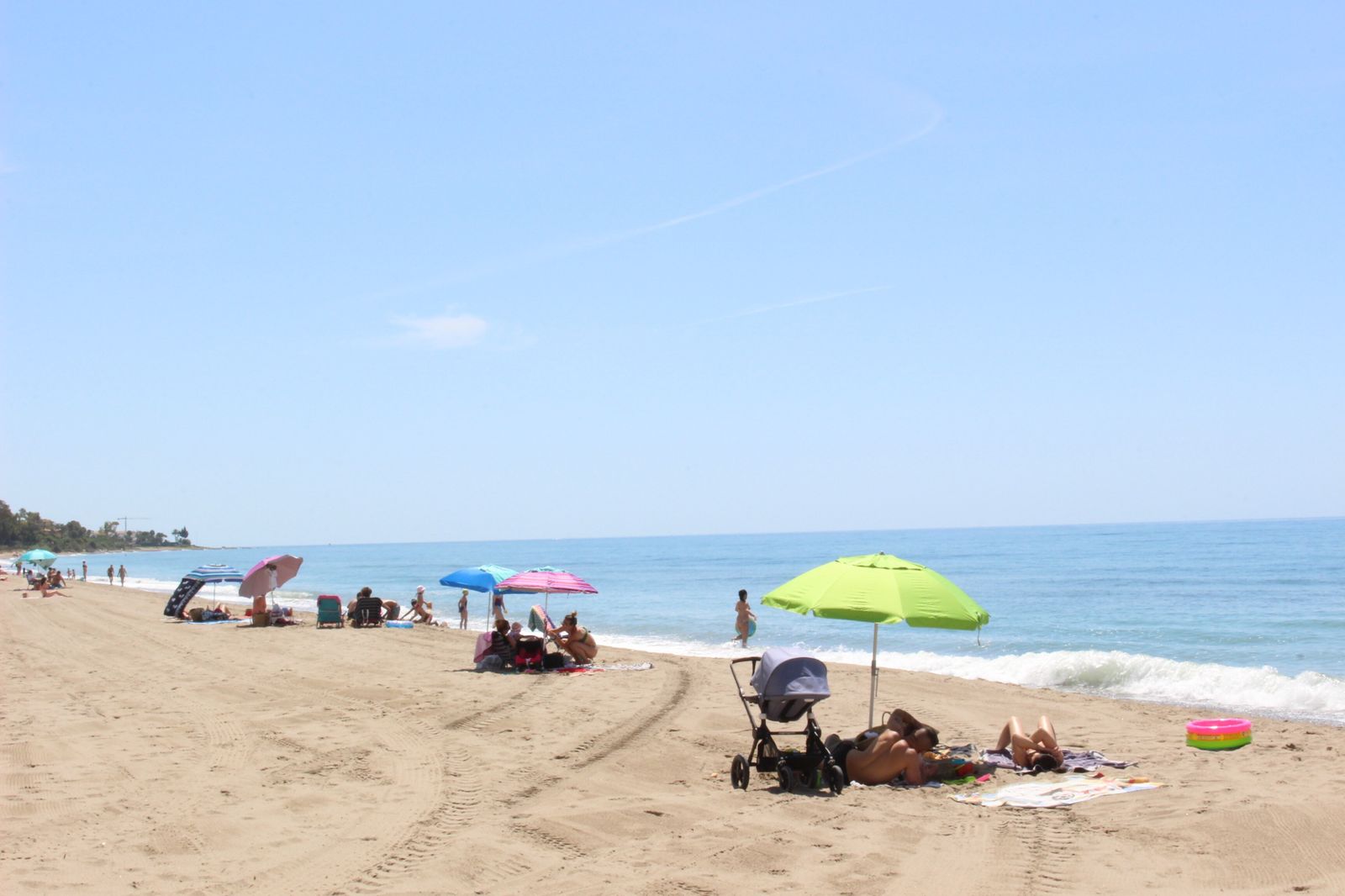 Fotos de las playas de Marbella, con los primeros bañistas de la fase 2