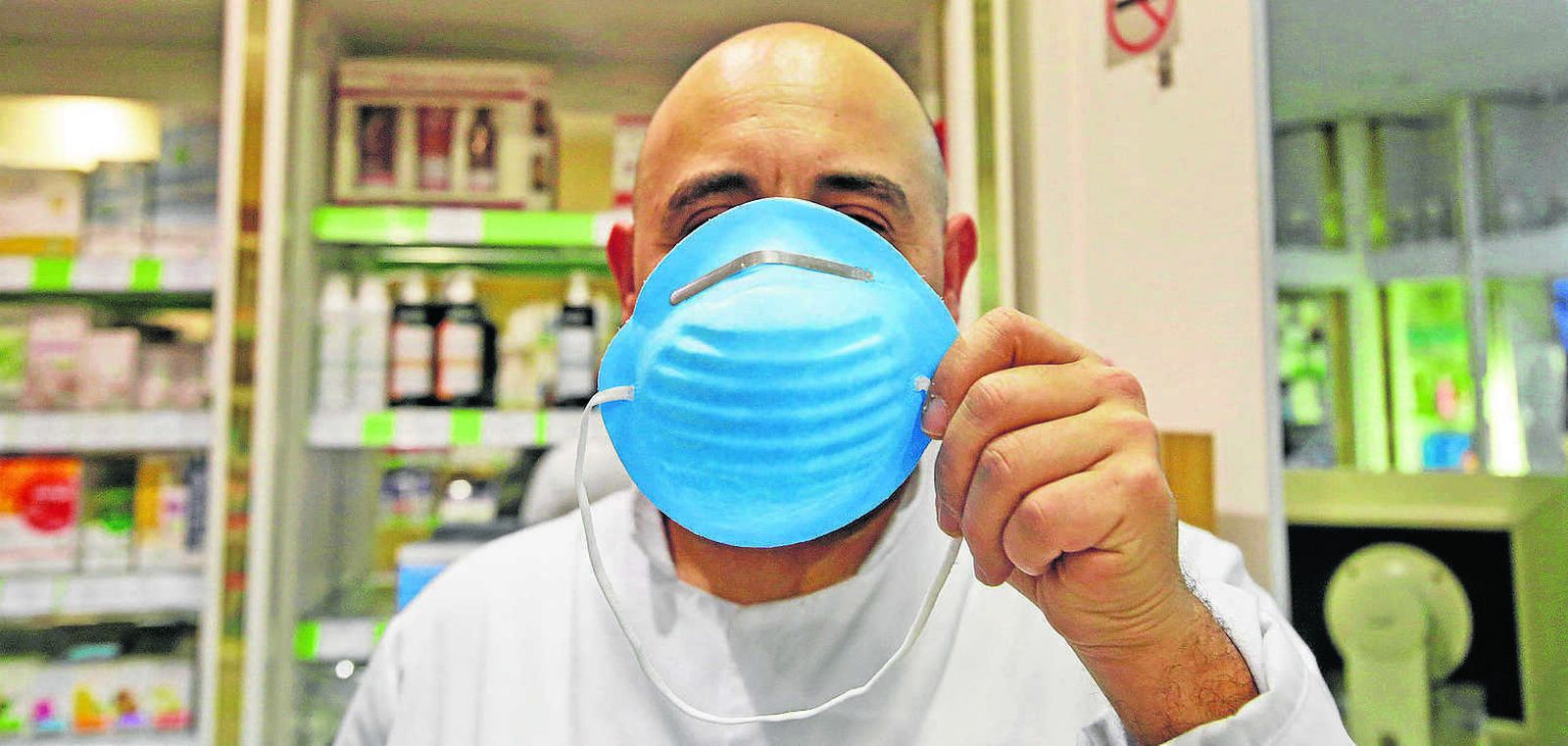 Un farmacéutico de Cádiz, con una mascarilla.
