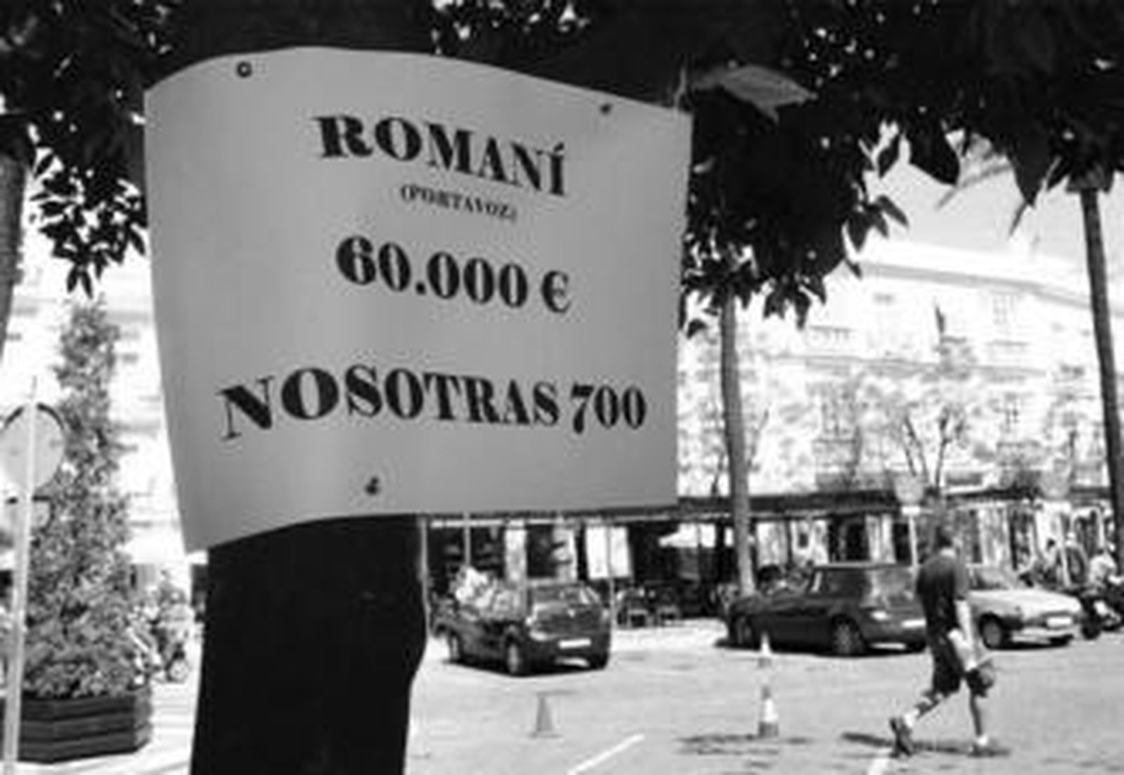 Uno de los carteles colocados esta mañana por las trabajadoras en San Juan de Dios.