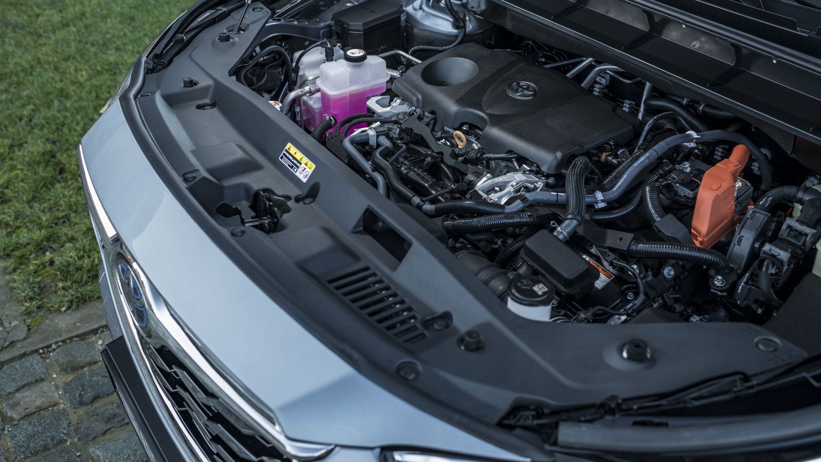 Además del motor de cuatro cilindros y 2,5 litros son hasta tres los eléctricos, con distintas funciones, con los que cuenta este SUV. En total aportan 248 CV.